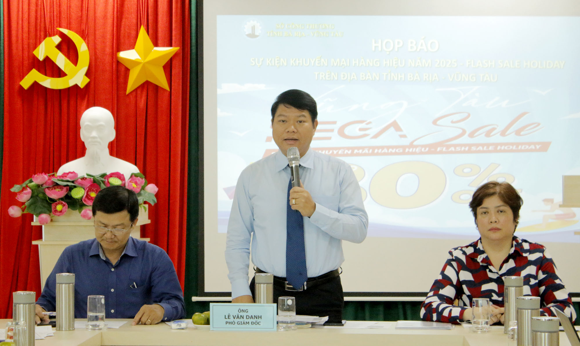 Ông Lê Văn Danh, Phó Giám đốc Sở Công thương giải đáp các ý kiến của các nhà báo.