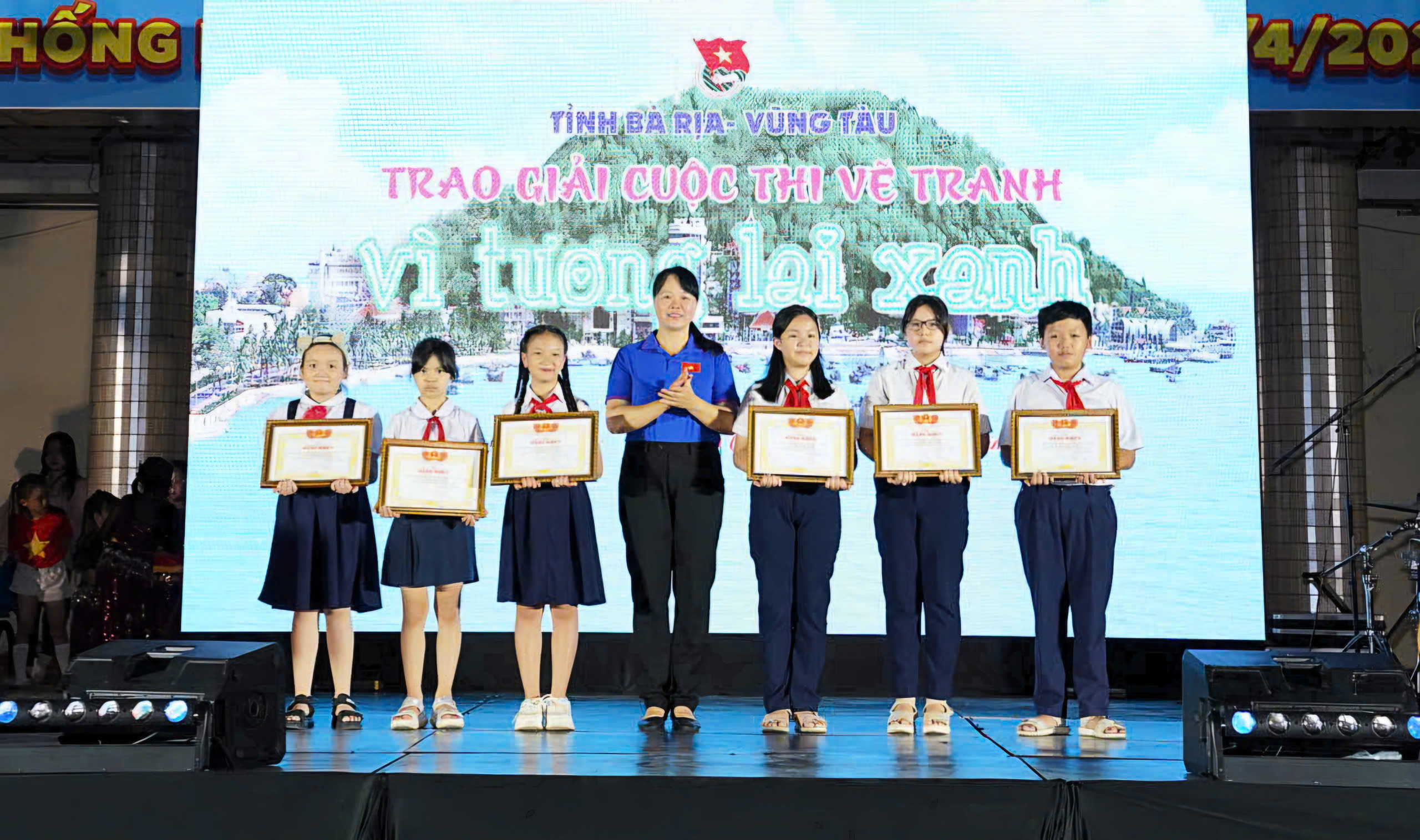 Ban tổ chức trao giải cho các tác phẩm xuất sắc tham gia cuộc thi vẽ tranh Vì tương lai xanh.