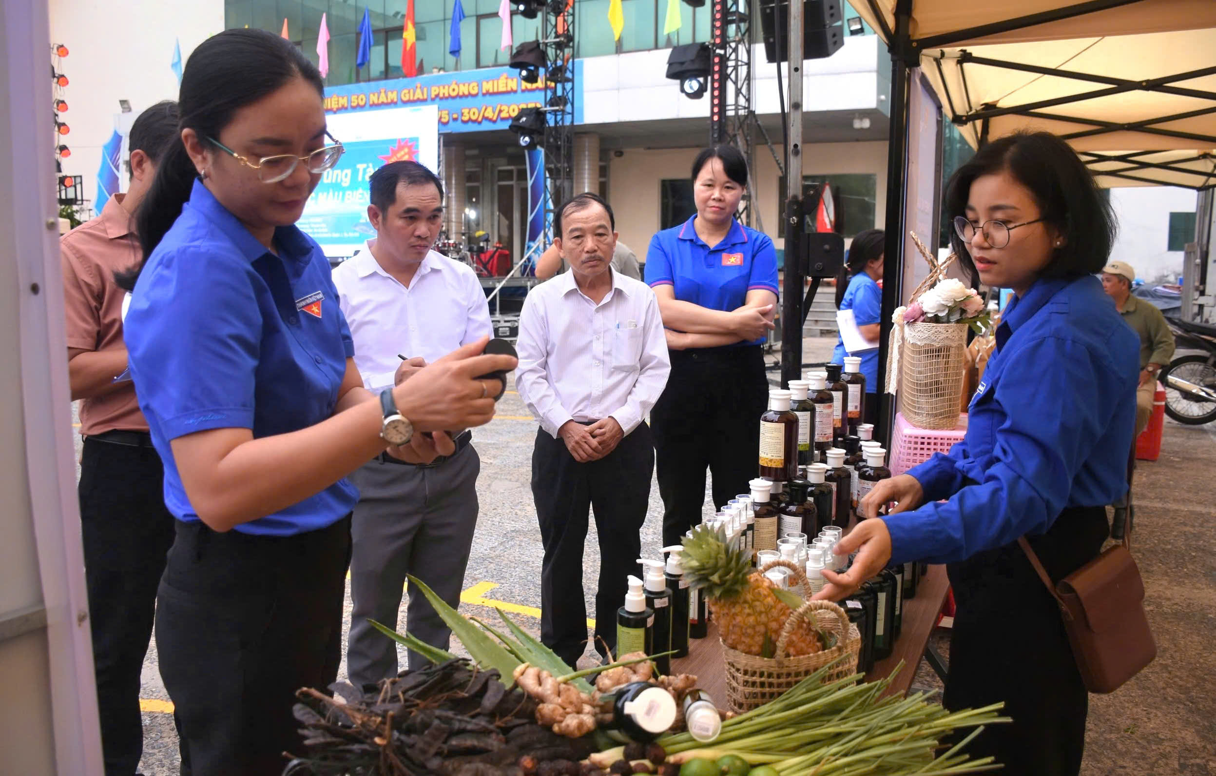 Chị Phan Yến Ly (huyện Xuyên Mộc) tham gia gian hàng khởi nghiệp Thảo mộc miền quê tại cuộc thi.