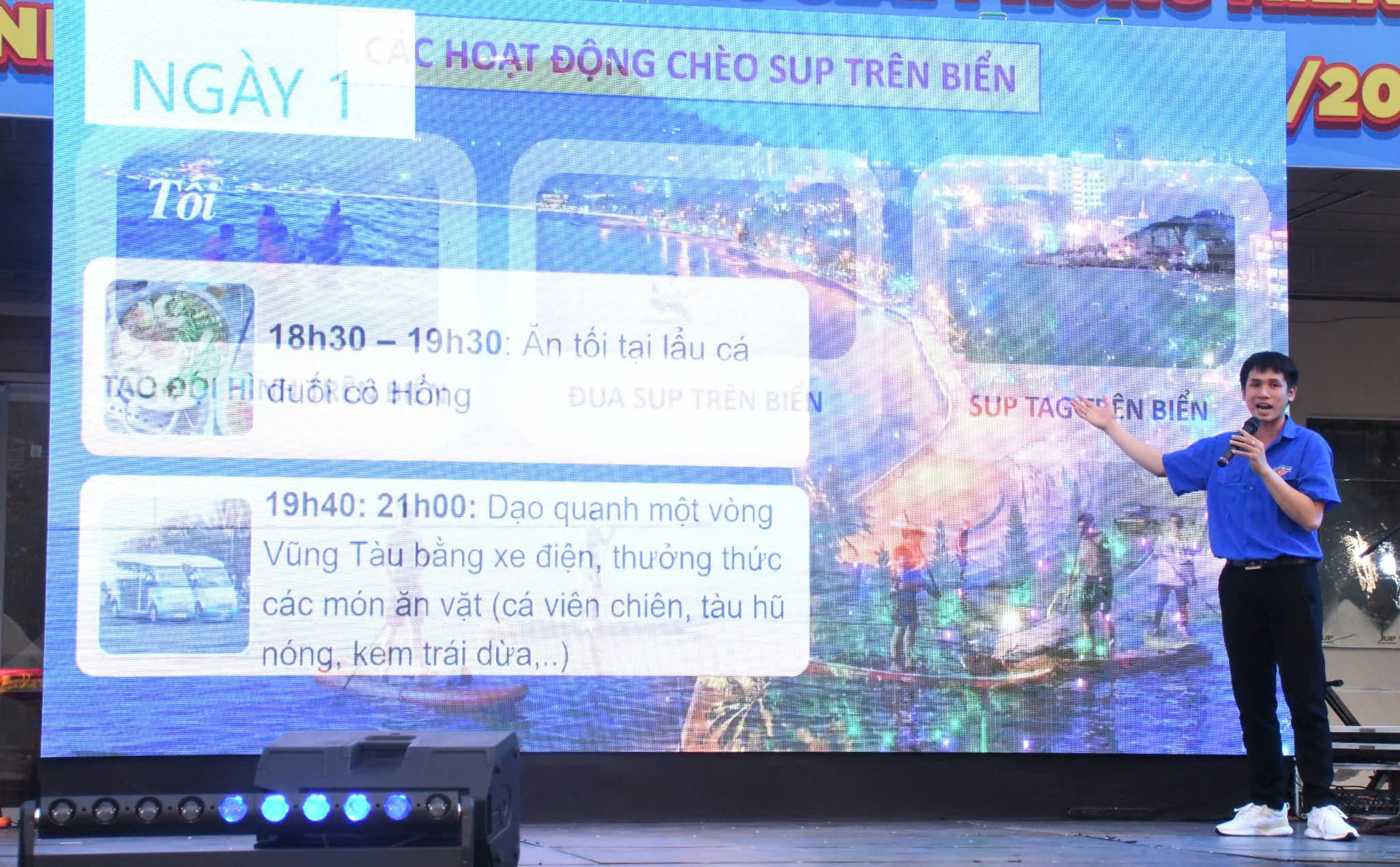 Thí sinh trình bày ý tưởng tour du lịch 2 ngày 1 đêm về với biển tại vòng chung kết cuộc thi.