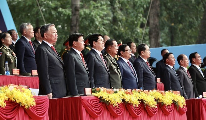 Lãnh đạo Đảng, Nhà nước và khách quốc tế thực hiện nghi thức chào cờ.