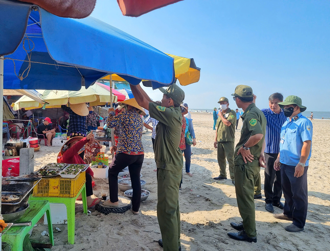 Các lực lượng nhắc nhở tiểu thương buôn bán khu vực dưới bãi biển Dinh Cô.