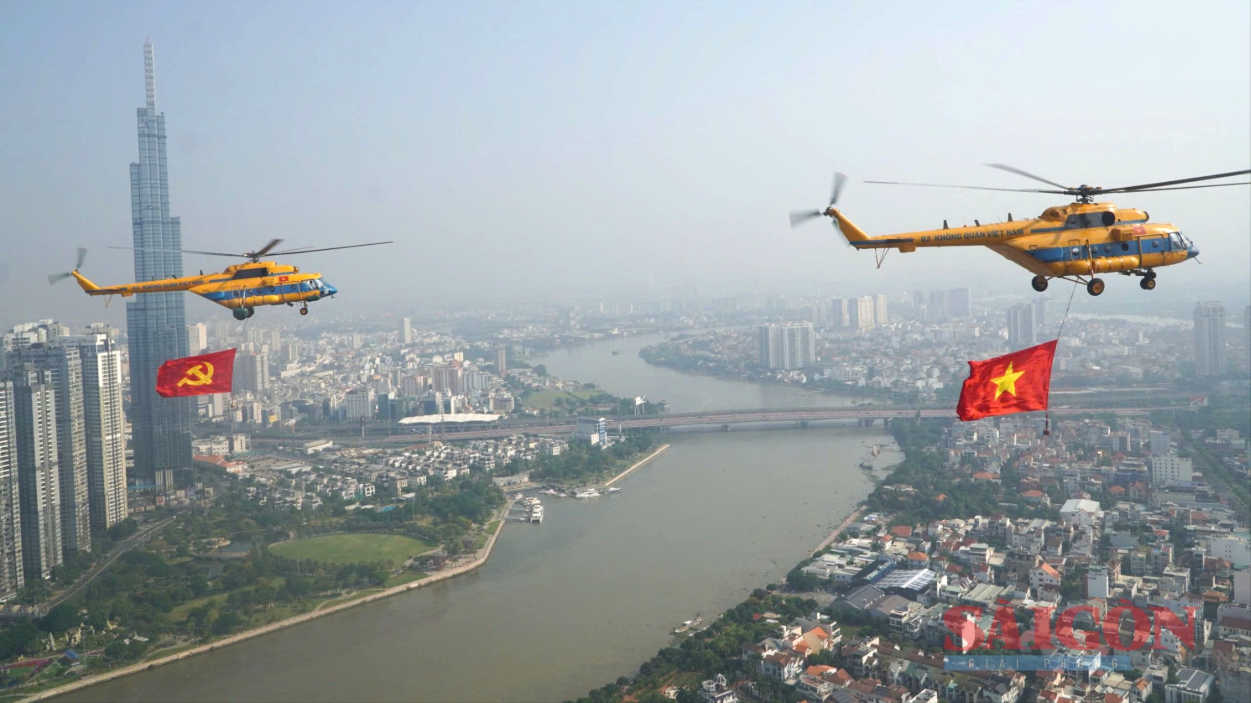 Cờ Đảng và cờ Tổ quốc tung bay trên bầu trời TP Hồ Chí Minh.