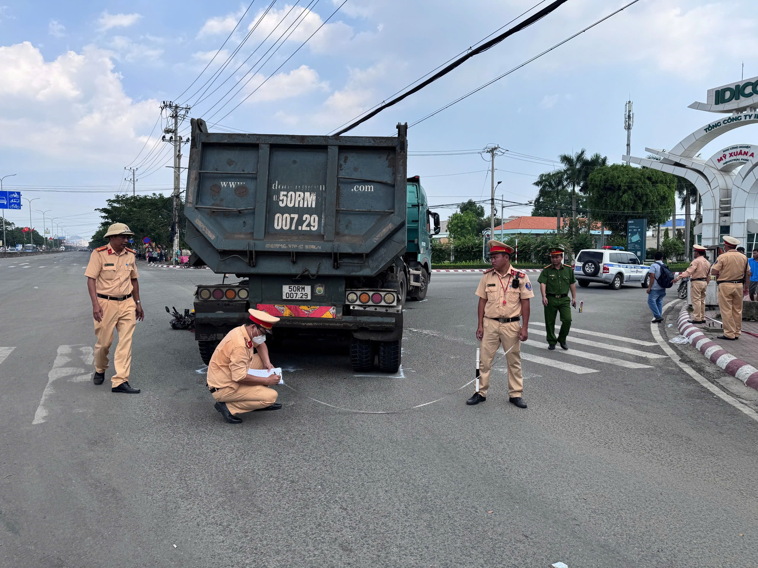 Cơ quan công an khám nghiệm hiện trường điều tra nguyên nhân vụ tai nạn. 