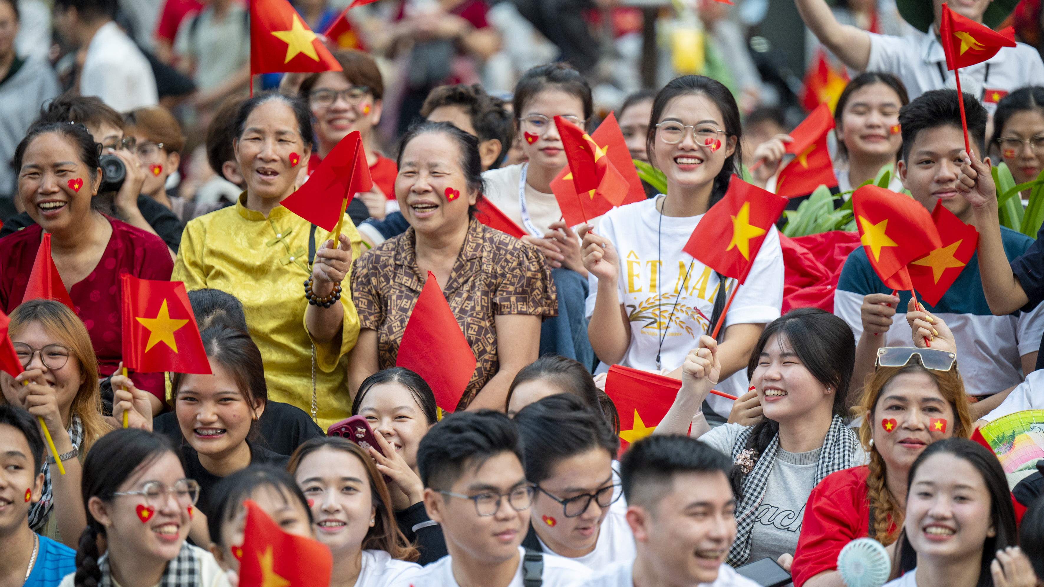 Thức trắng cả đêm để chờ đến rạng sáng, người dân háo hức chờ đón chương trình lễ kỷ niệm bắt đầu.