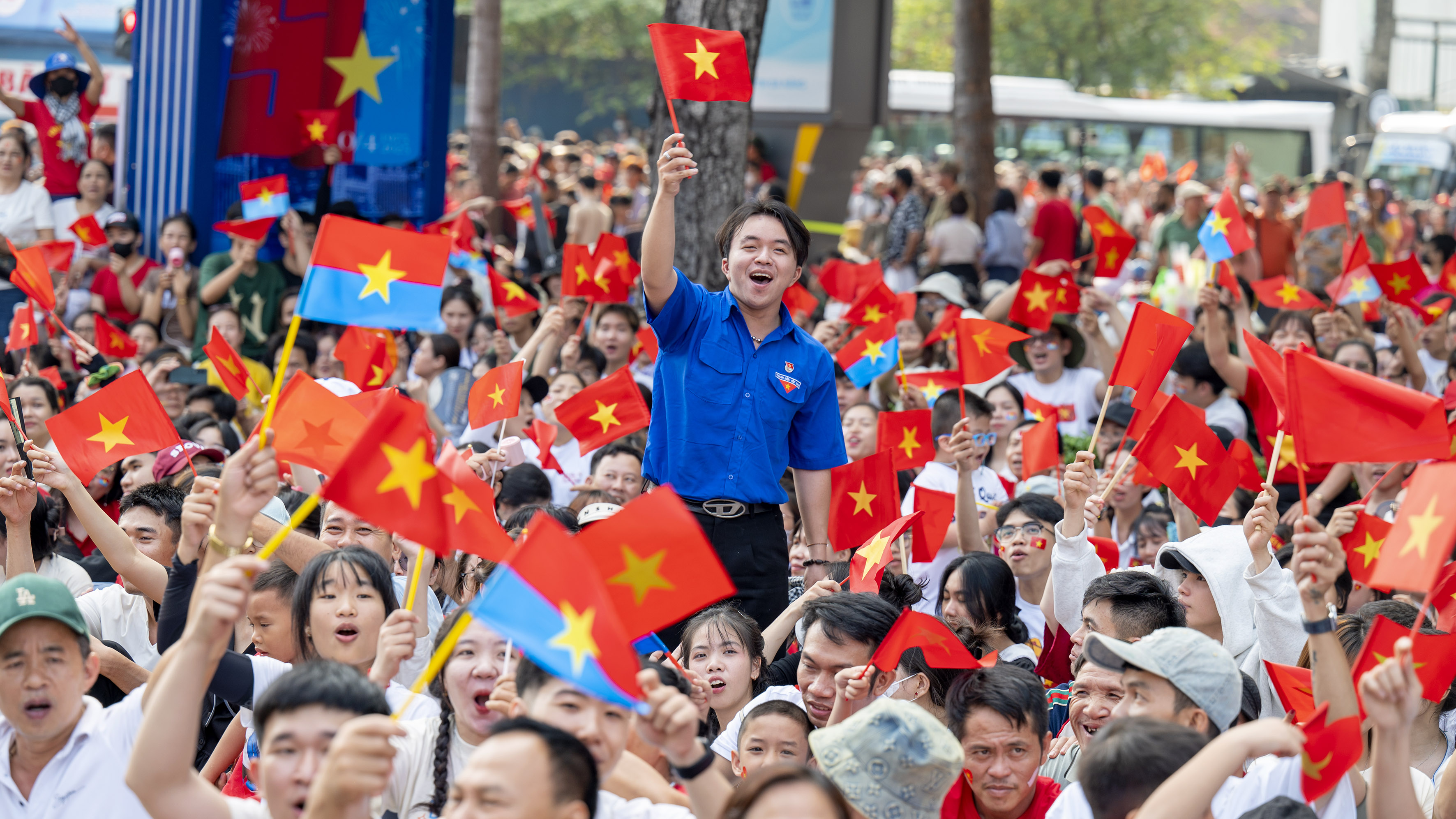 Thế hệ trẻ trân quý những giá trị lịch sử và thể hiện tình yêu quê hương, đất nước bên những lá cờ đỏ sao vàng trong ngày kỷ niệm trọng đại của đất nước.