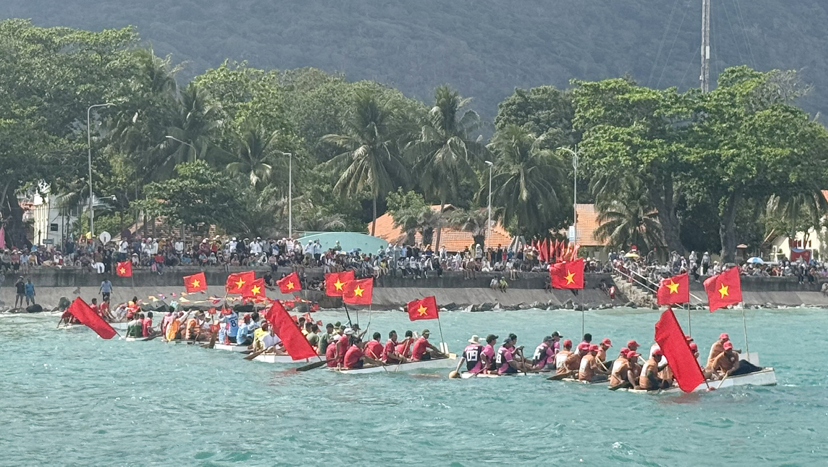 Các đội tranh tài đua bè.