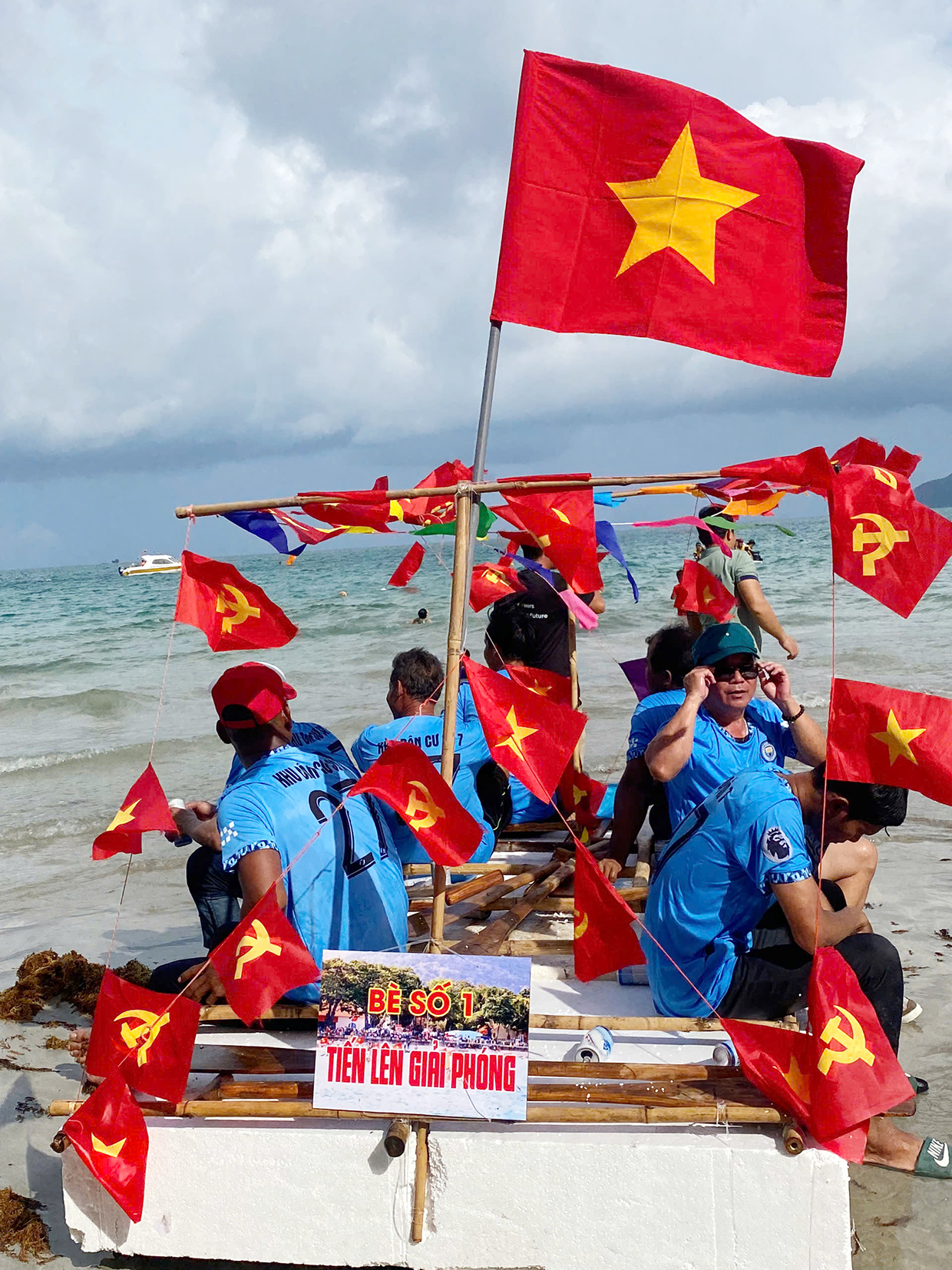 Bè Tiến lên giải phóng của khu dân cư số 7 giành giải Nhất ở nội dung thi kết bè.
