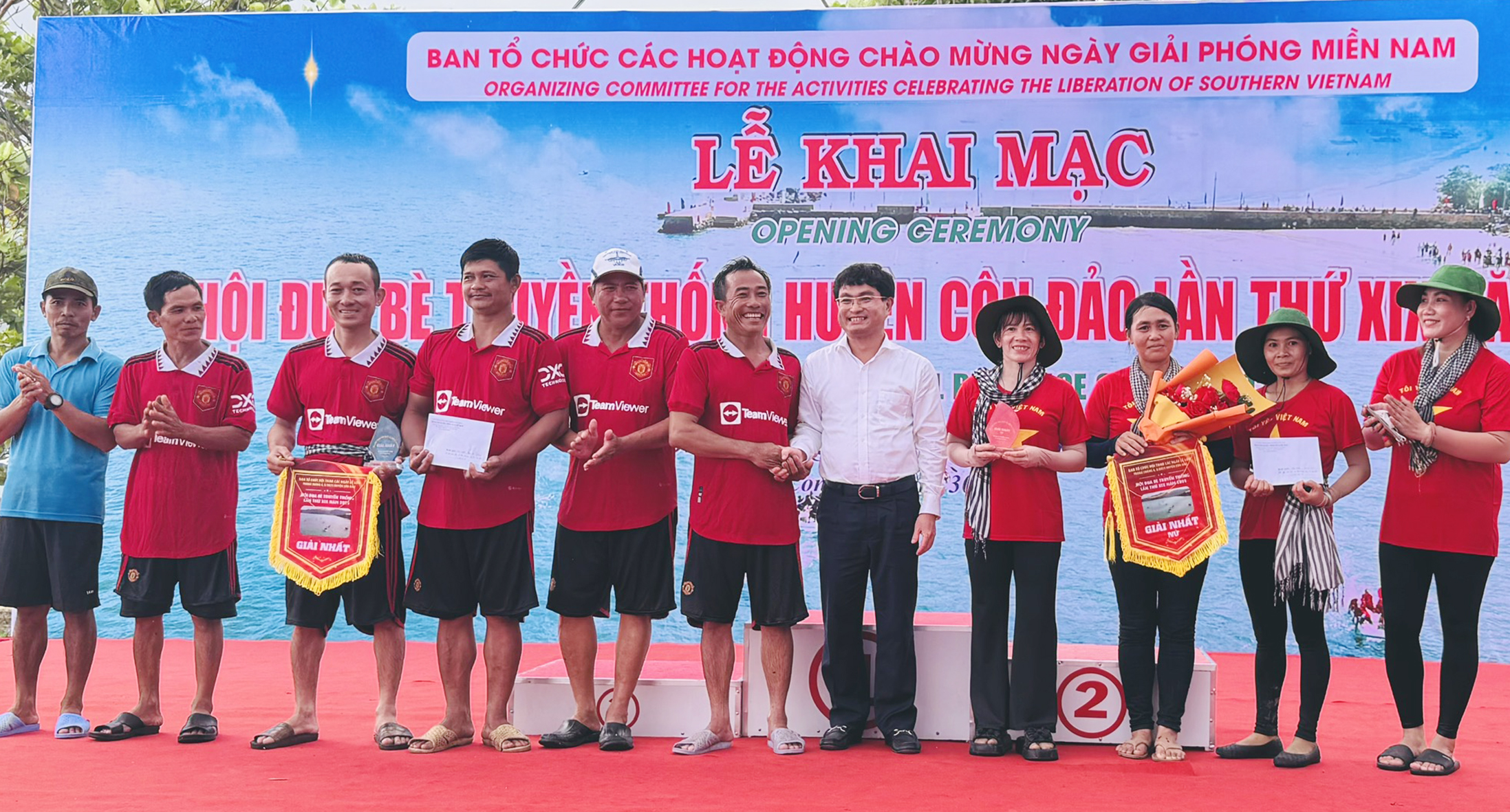 Ông Lê Anh Tú, Bí thư Huyện uỷ trao giải cho các đội.