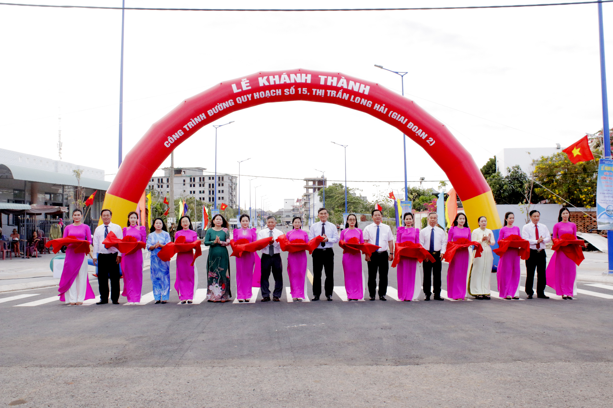 Lãnh đạo huyện Long Đất và TT. Long Hải cắt băng khánh thành công trình đường quy hoạch số 15 (giai đoạn 2).