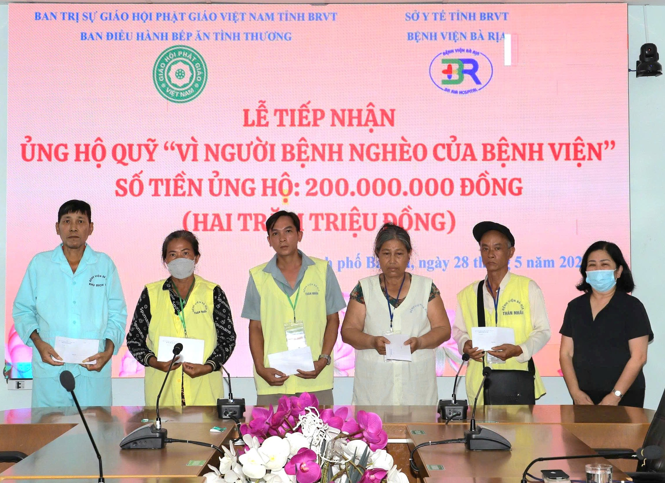 Ủng hộ 200 triệu đồng cho Qũy 