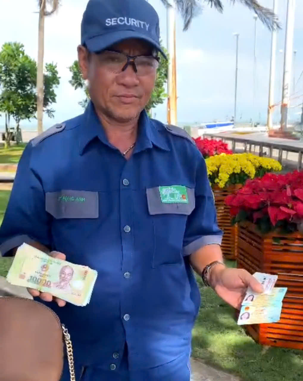 Số tiền và căn cước công dân trong giỏ xách. 