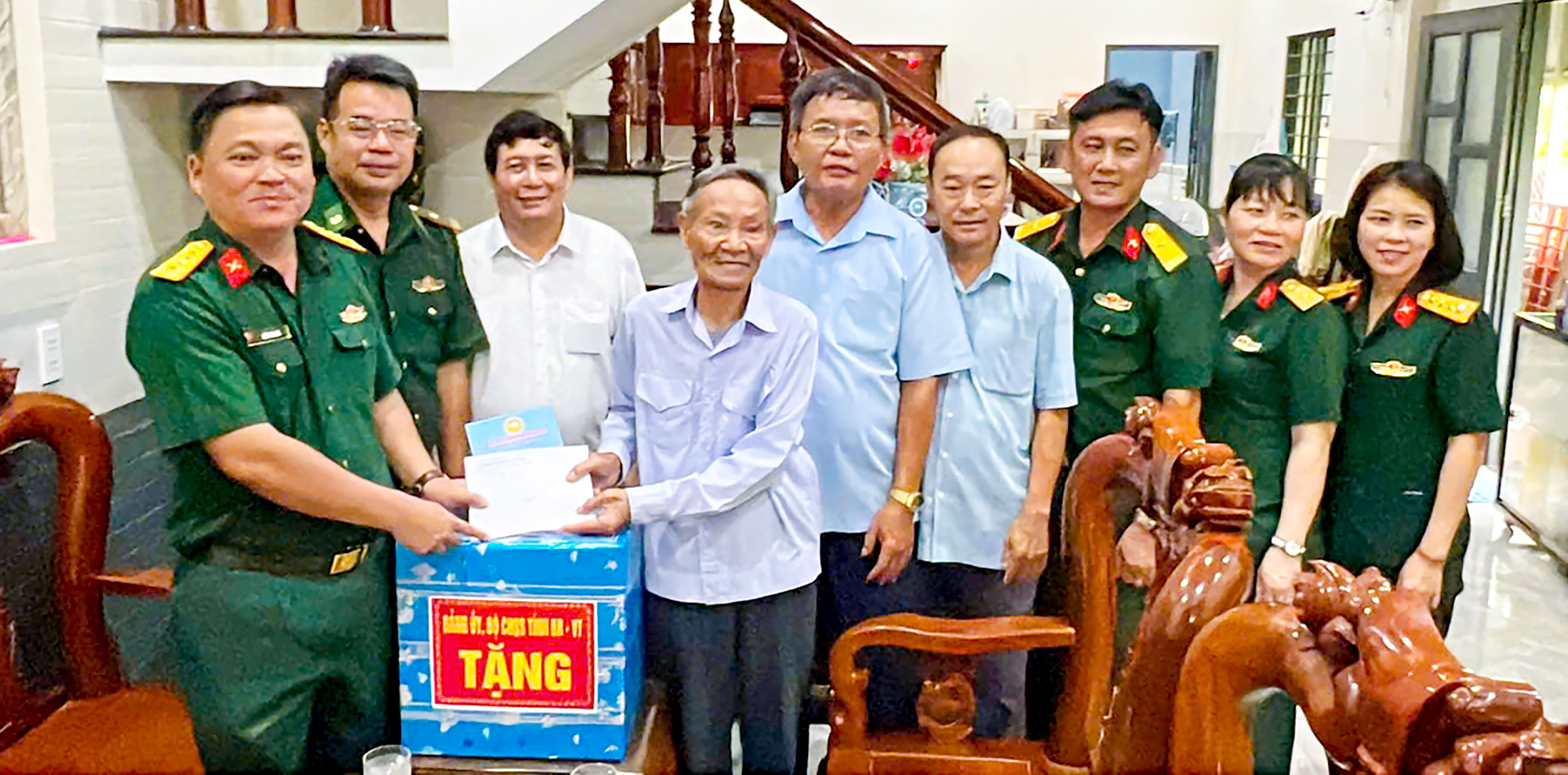 Đoàn công tác Bộ CHQS tỉnh và Đồn Biên phòng Côn Đảo thăm, tặng quà gia đình ông Hoàng Văn Cầu, dũng sĩ diệt Mỹ.