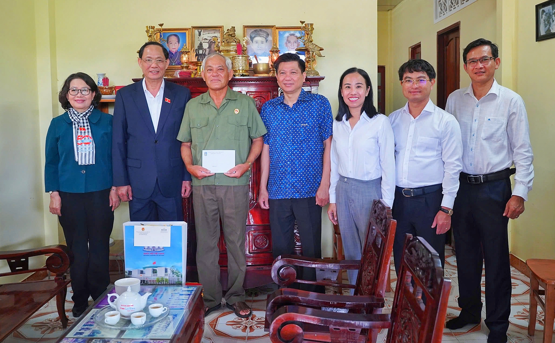 Phó Chủ tịch Quốc hội Trần Quang Phương; Phó Bí thư Thường trực Tỉnh ủy, Trưởng Đoàn ĐBQH tỉnh Nguyễn Thị Yến thăm, tặng quà gia đình ông Nguyễn Văn Hương.