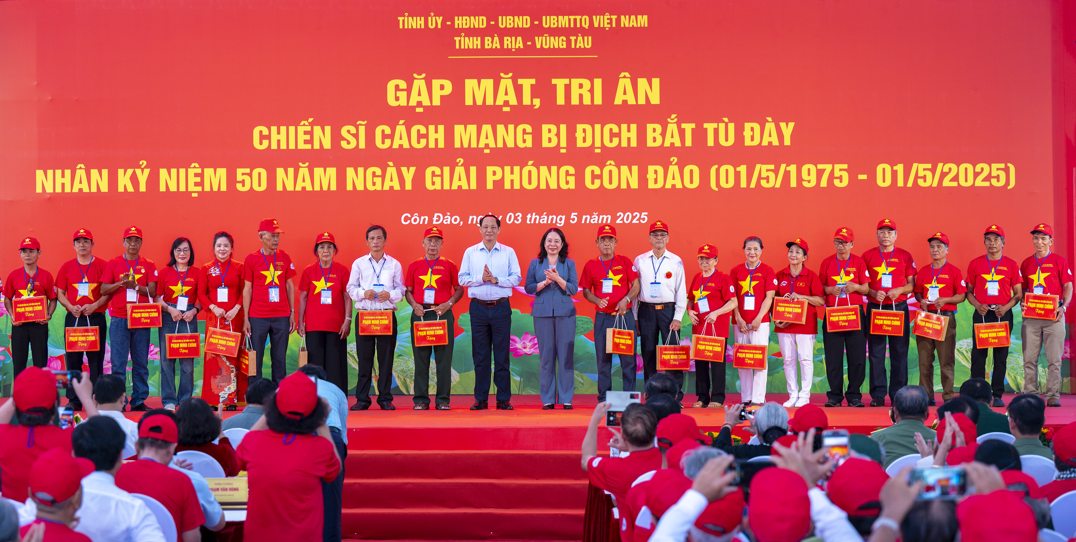 Phó Chủ tịch nước Võ Thị Ánh Xuân và Phó Chủ tịch Quốc hội Trần Quang Phương tặng quà các chiến sĩ Cách mạng bị địch bắt tù đày.