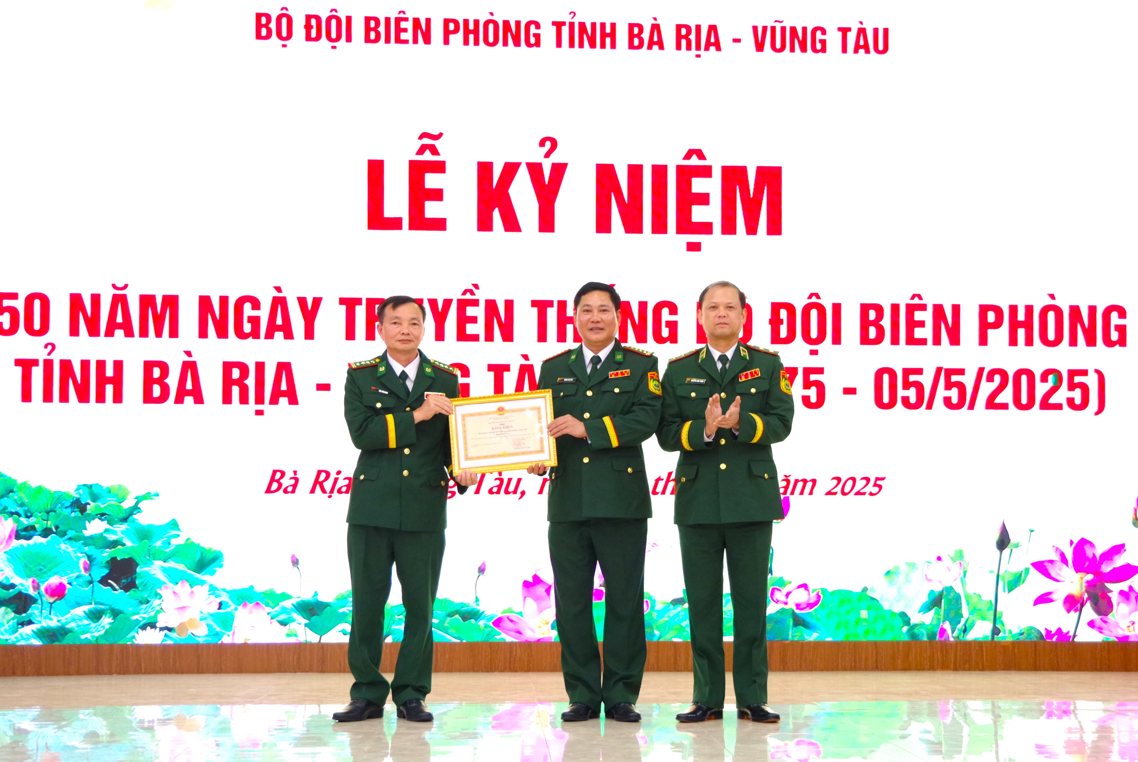 Trung tướng Nguyễn Anh Tuấn, Bí thư Đảng ủy, Chính ủy Bộ đội Biên phòng (bìa phải) trao bằng khen của Bộ Quốc phòng cho lãnh đạo Bộ đội Biên phòng tỉnh.
