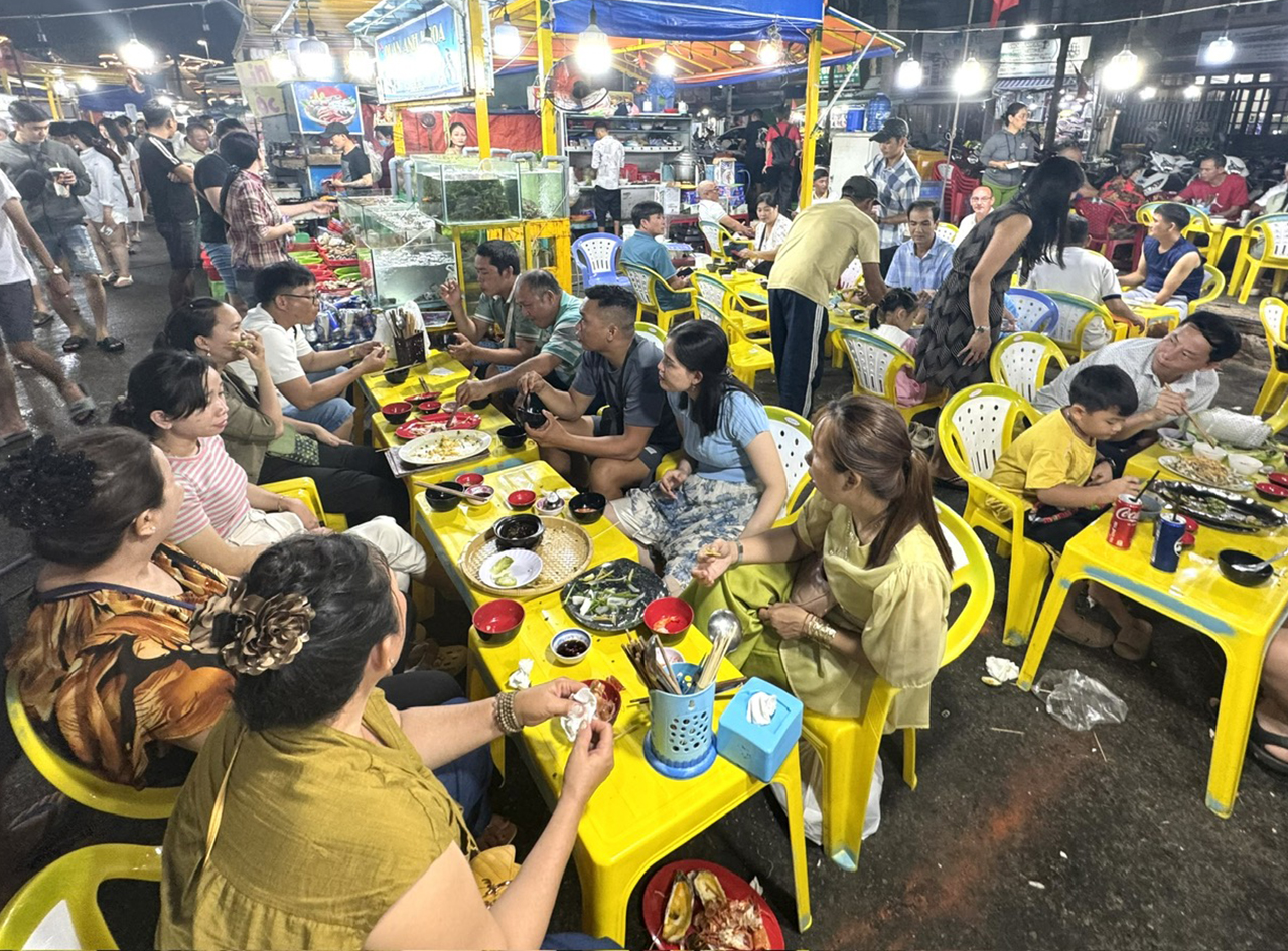 Chợ đêm Côn Đảo đông khách ăn uống trong kỳ nghỉ lễ 30/4.