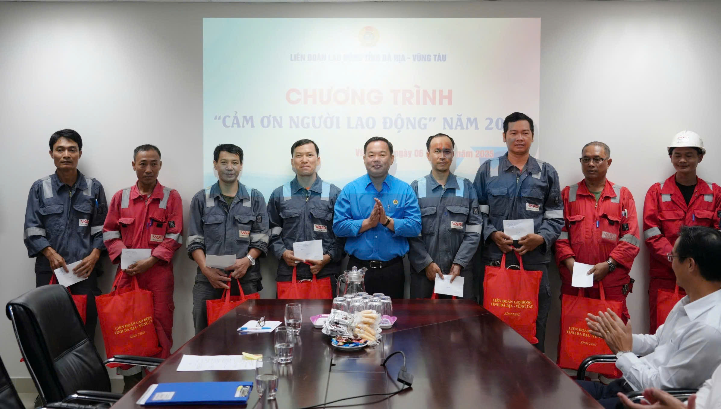 Ông Nguyễn Bá Hùng, Phó Chủ tịch LĐLĐ tỉnh tặng quà tri ân NLĐ Công ty TNHH Vard Vũng Tàu 