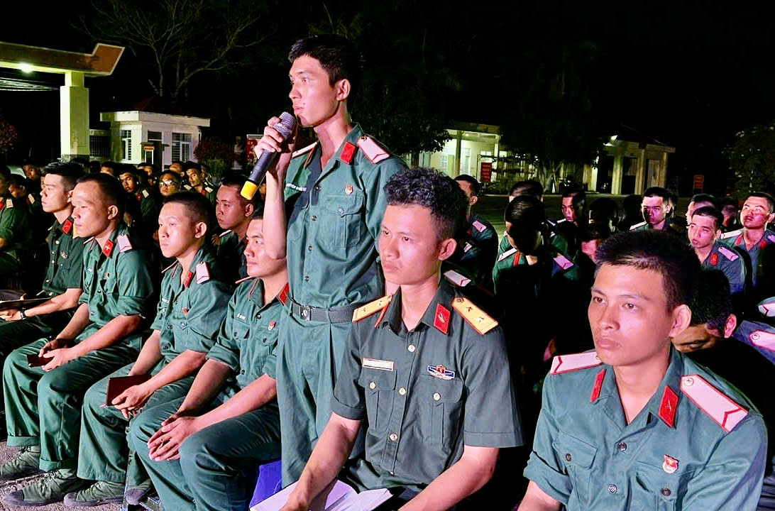 Chiến sĩ mới phát biểu tại buổi đối thoại.