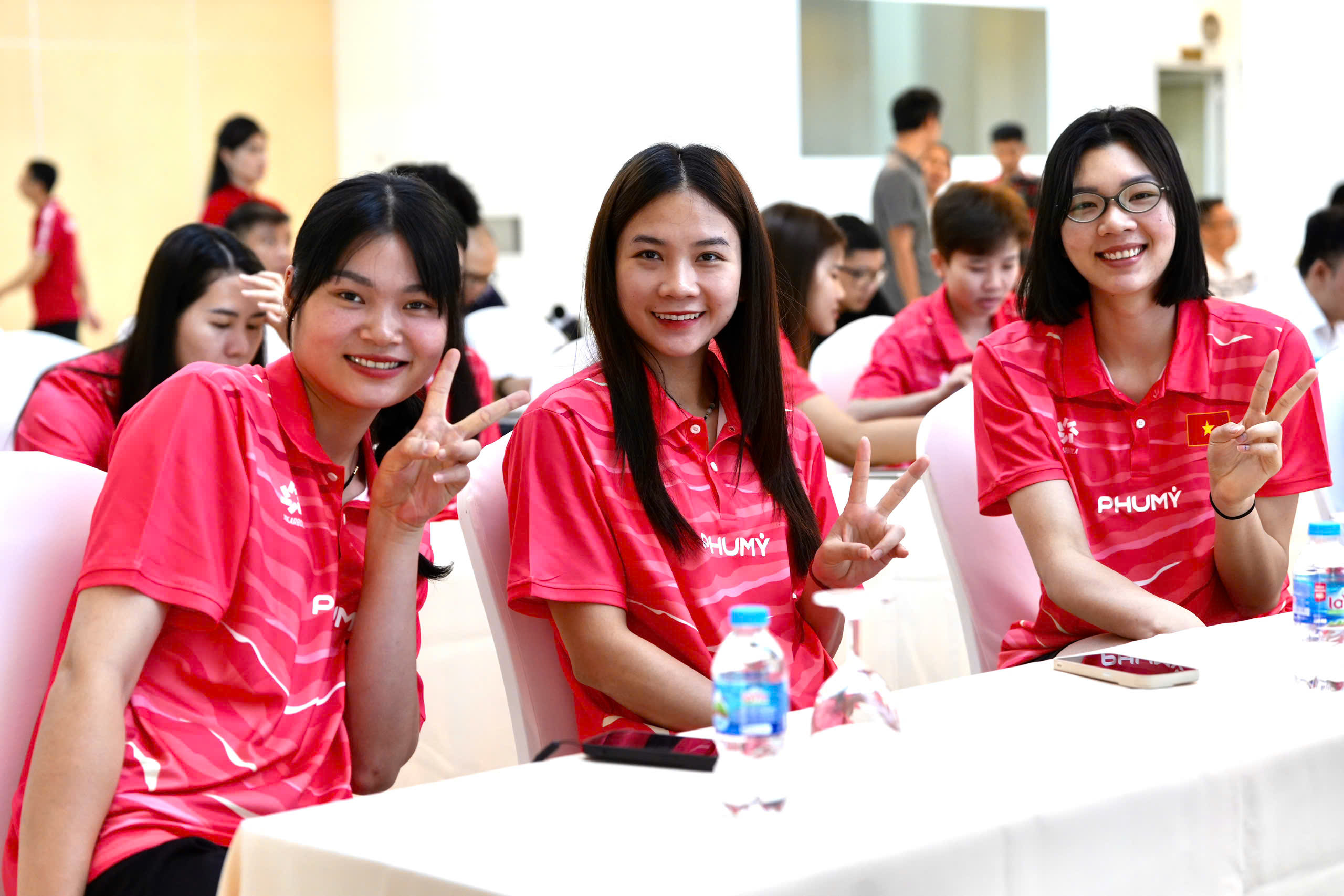 Những cô gái của đội tuyển bóng chuyền nữ Việt Nam trong trang phục thi đấu mới.