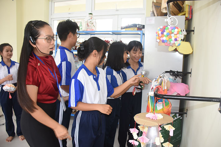 Giáo viên và học sinh Trường THCS Lê Hồng Phong trong tiết học mỹ thuật với các sản phẩm được làm từ rác tái chế.