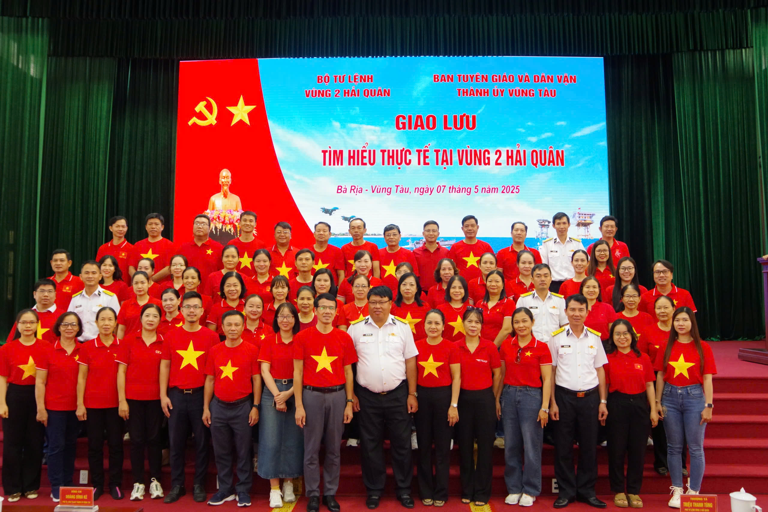 Đoàn công tác chụp ảnh lưu niệm với Thủ trưởng, cán bộ, chiến sĩ Bộ Tư lệnh Vùng 2 tại chương trình