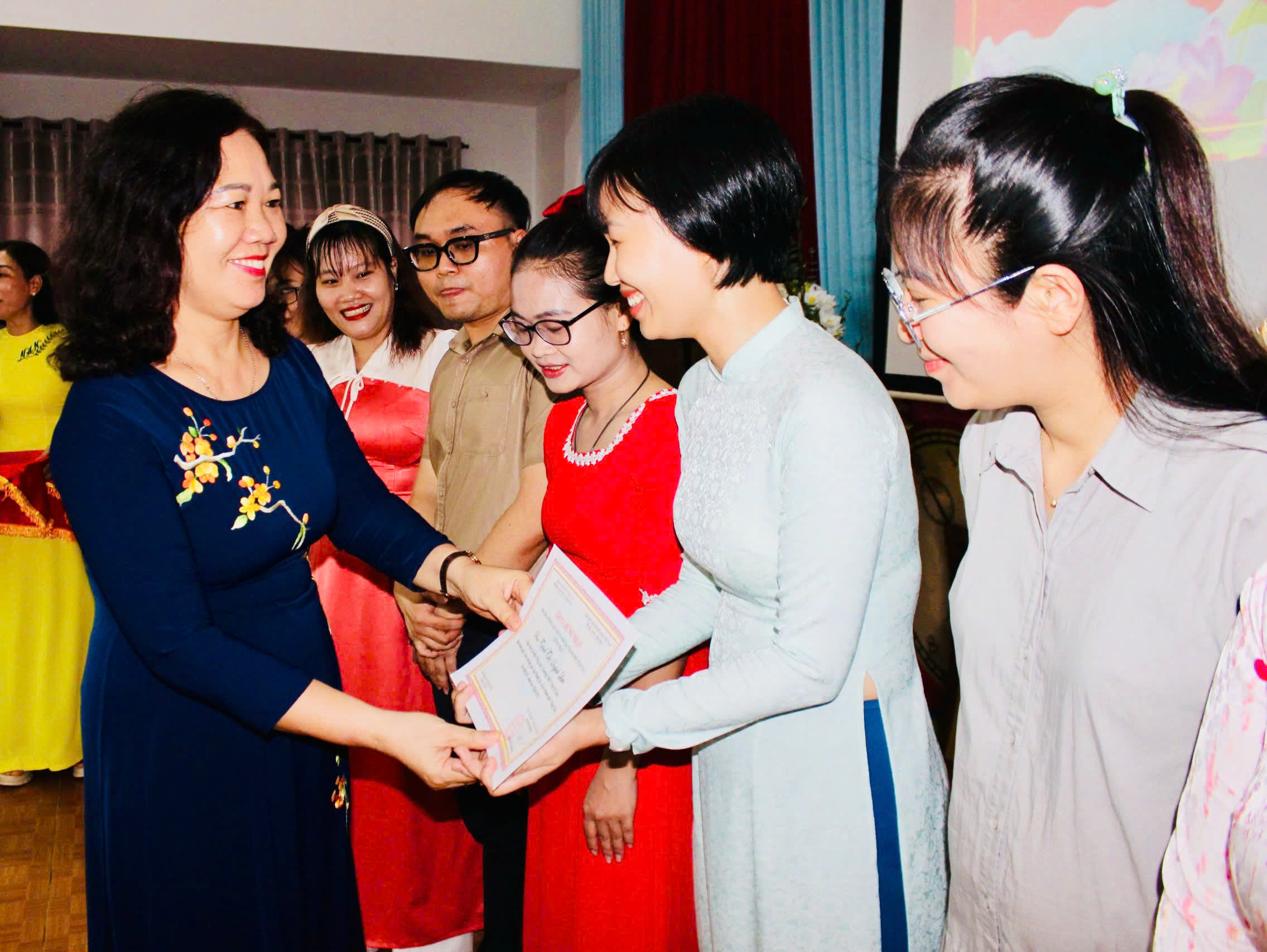 Bà Trần Thị Thanh Hương, chuyên viên Phòng GD-ĐT TP.Vũng Tàu trao Giấy chứng nhận 