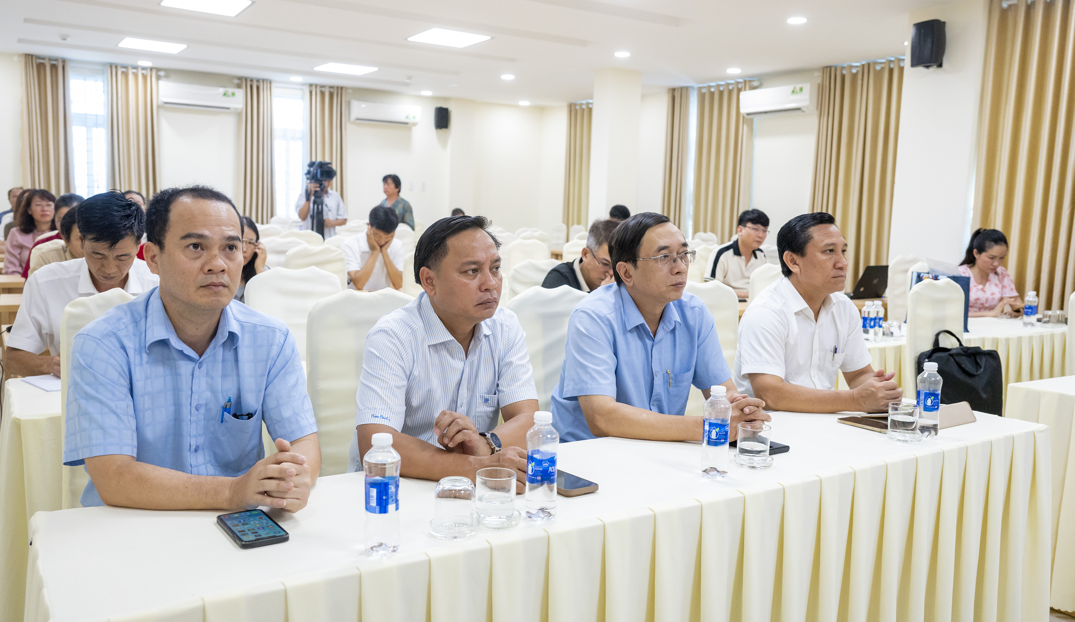 Đại diện lãnh đạo các cơ quan, đơn vị cùng học viên tham dự khai mạc lớp học.