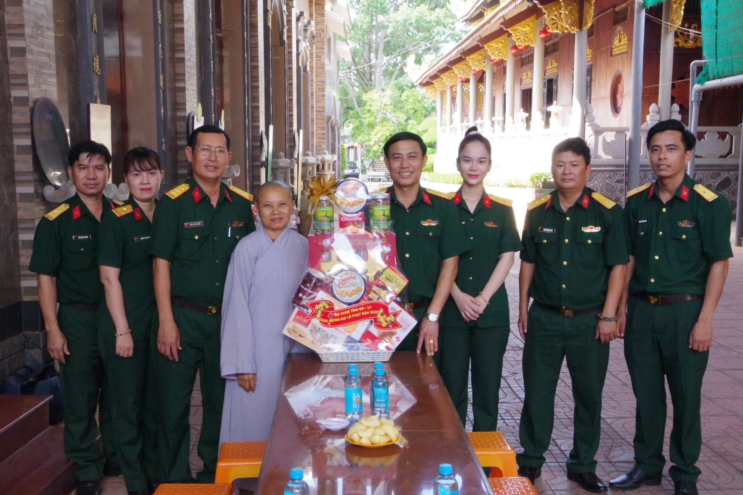 Đoàn thăm, tặng quà các cơ sở Phật giáo trên địa bàn tỉnh.