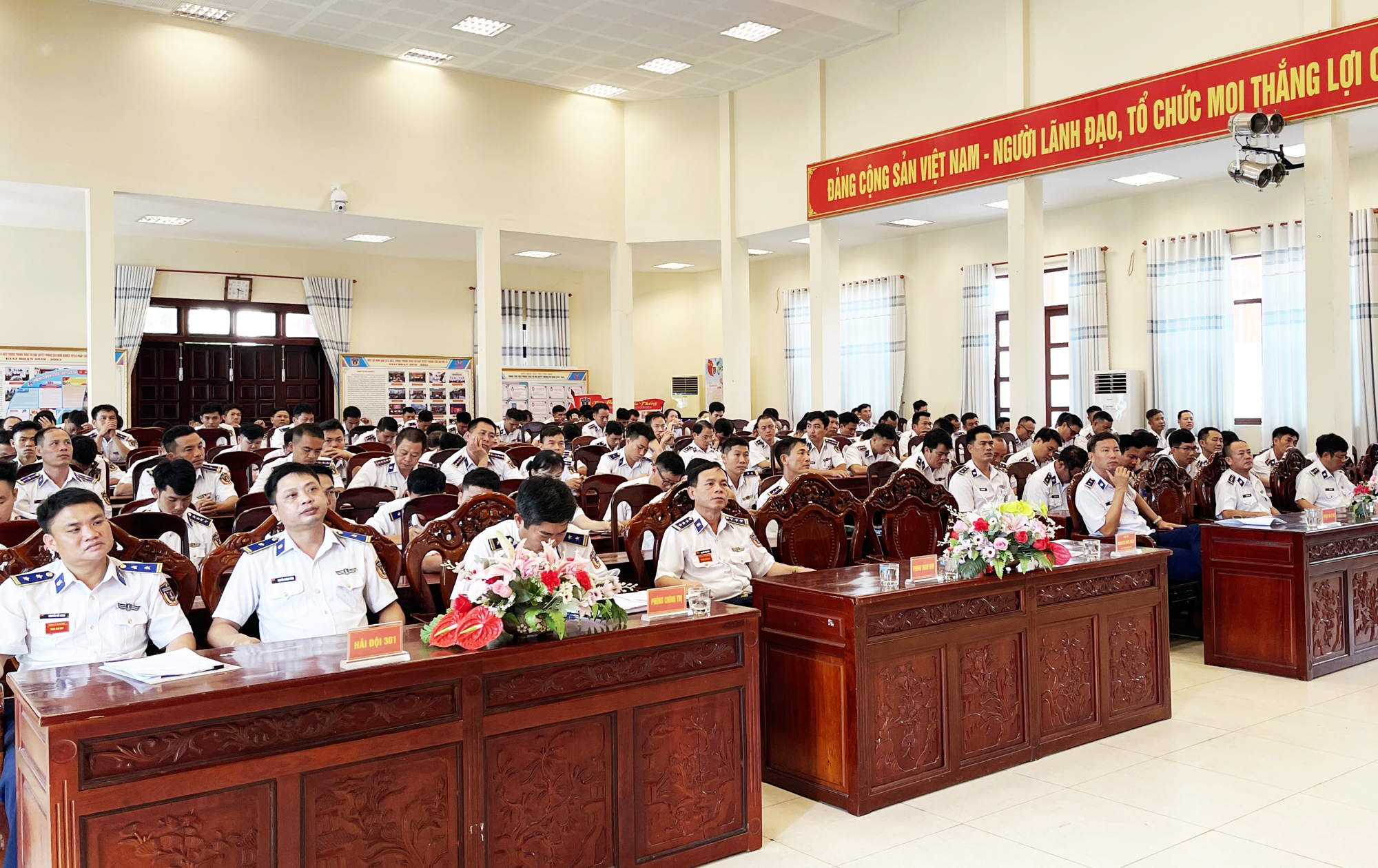 Các đại biểu tham dự lễ mít tinh.