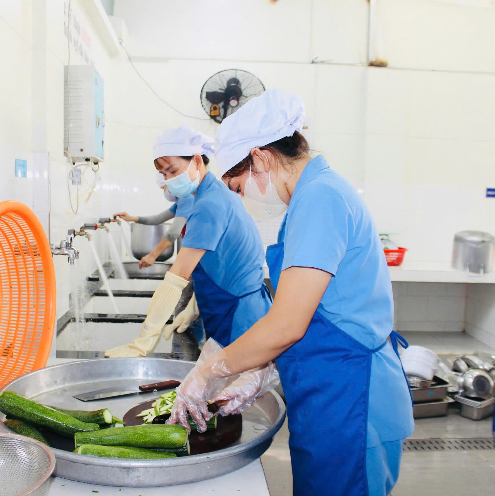 Trường MN Hiển Vinh (TP.Vũng Tàu) thực hiện bếp ăn một chiều, bảo đảm vệ sinh trong khâu chế biến thực phẩm để phòng chống dịch bệnh trong trường học.