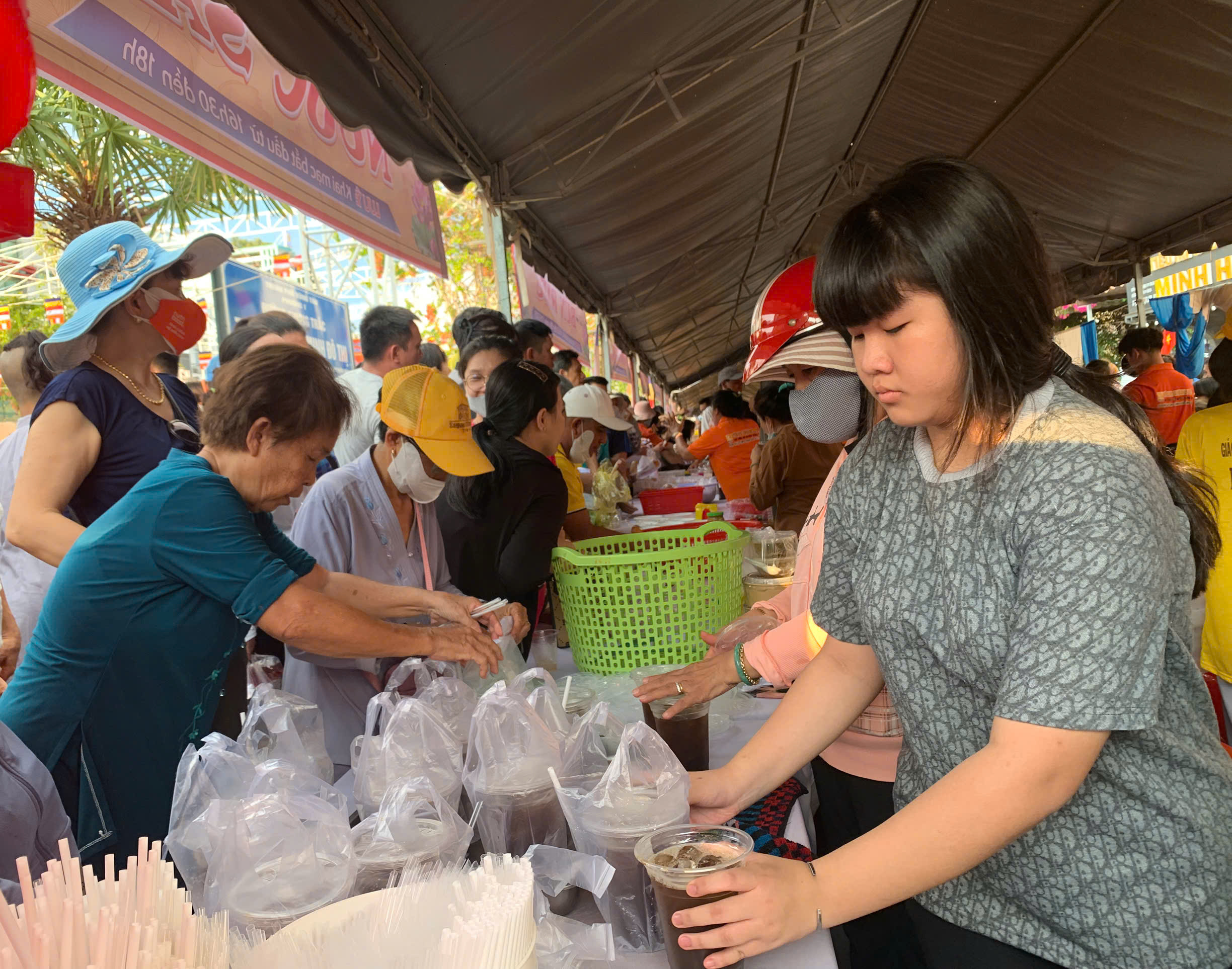 Đông đảo phật tử, người dân đến thưởng thức ẩm thực chay tại lễ hội ẩm thực chay, diễn ra ở hoa viên Trưng Vương, chiều tối 11/5.