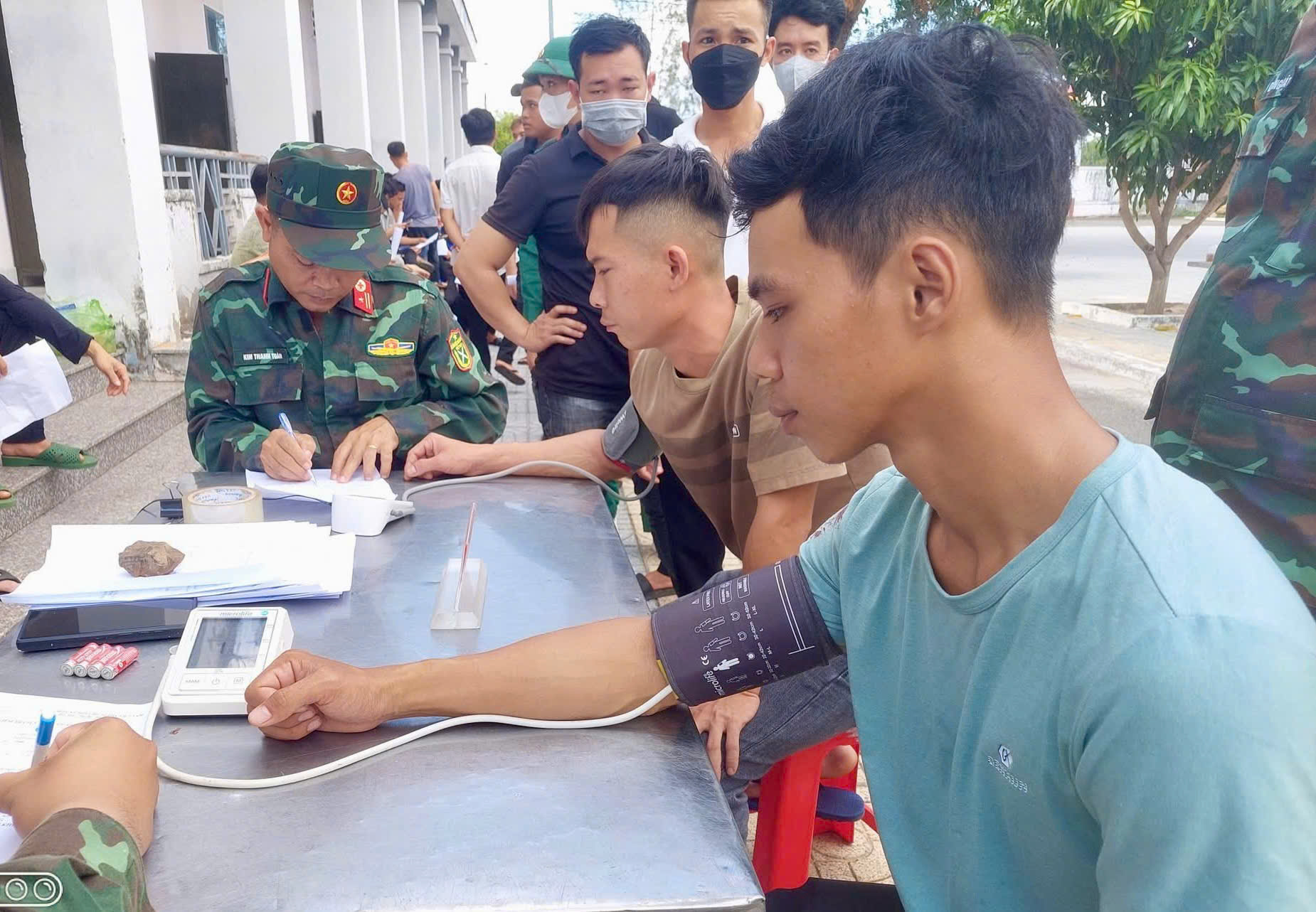 Khám sức khỏe cho quân nhân dự bị tham gia huấn luyện.