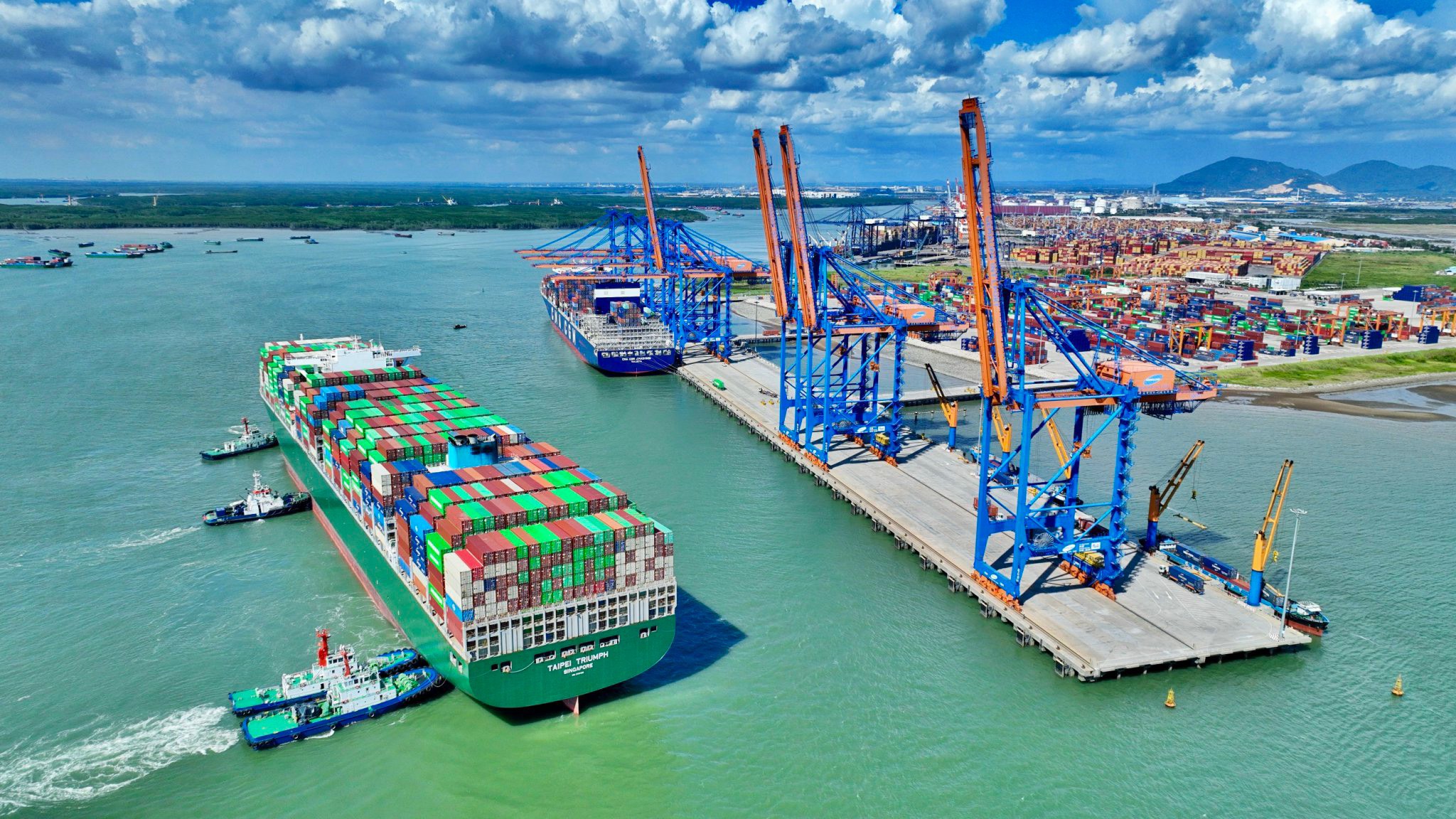 Tàu 200 ngàn DWT cập cảng Gemalink.