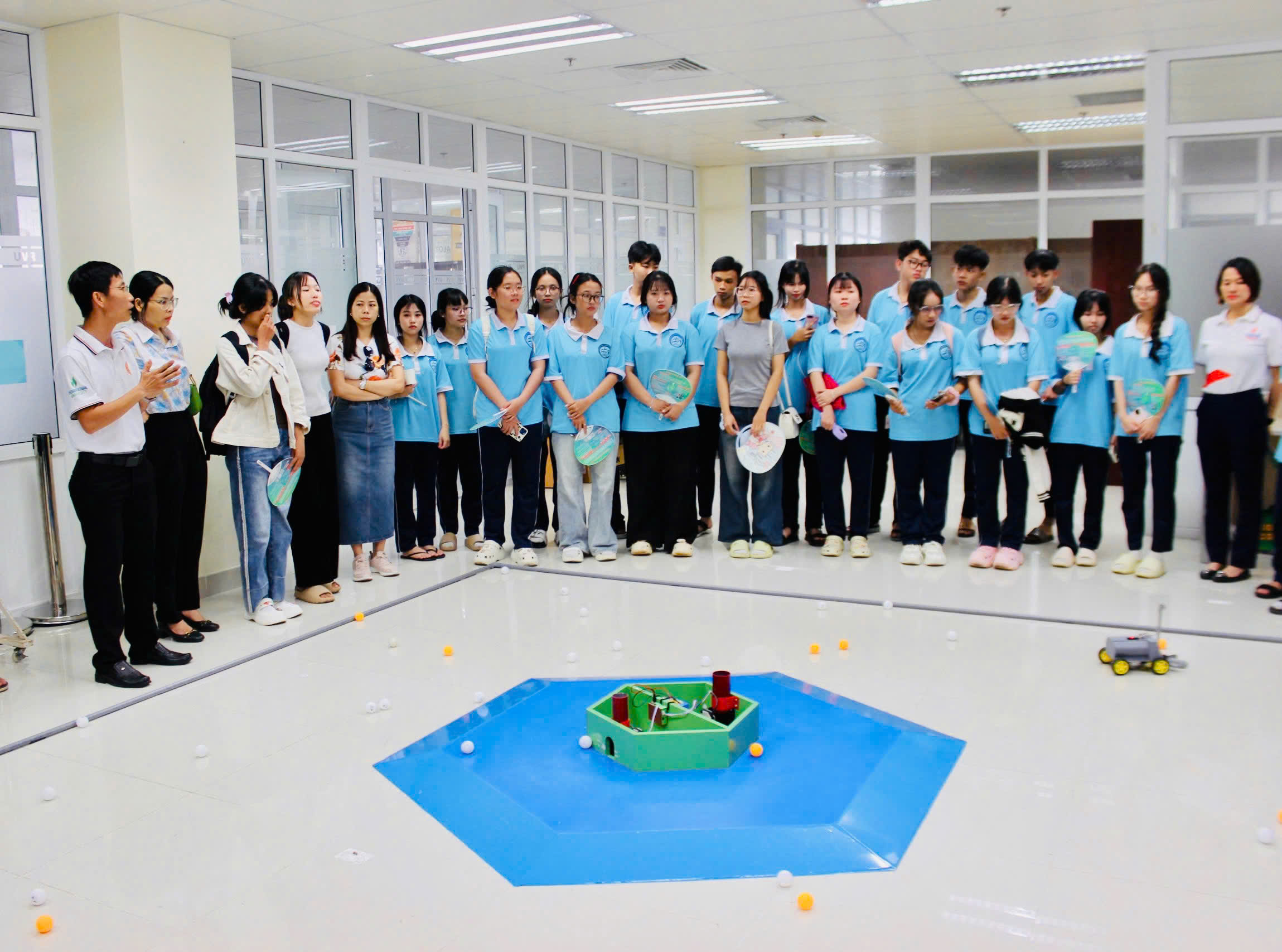 Học sinh tham quan, trải nghiệm tại Trường ĐH Dầu khí Việt Nam.
