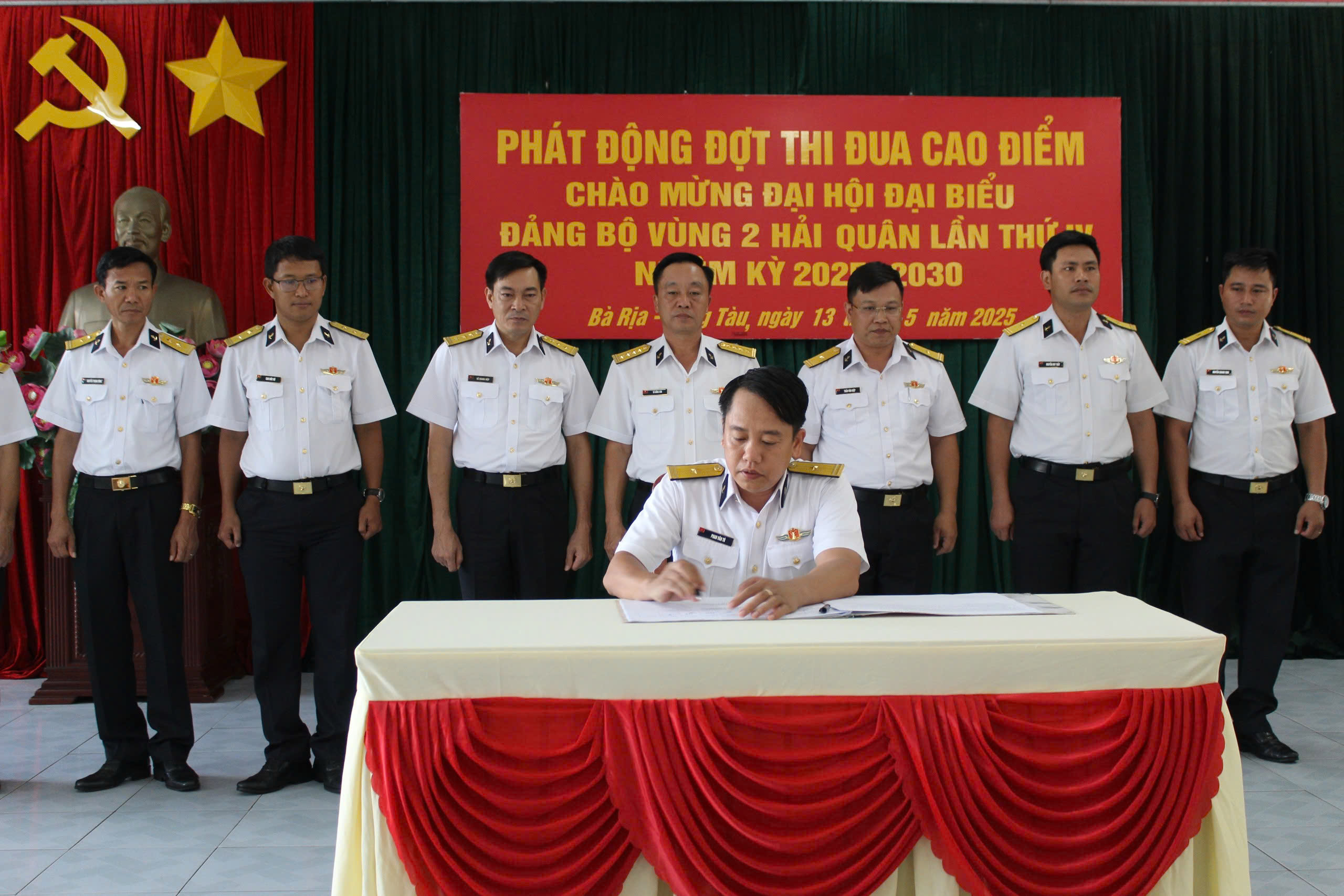 Các đơn vị ký kết giao ước thi đua.