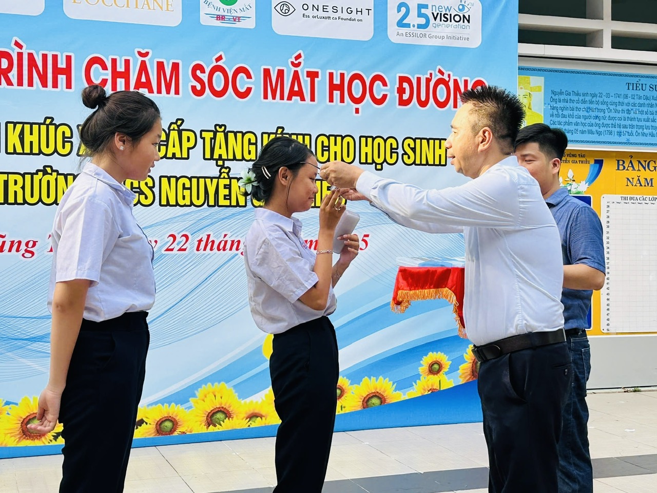 Bác sĩ Nguyễn Viết Giáp, Giám đốc Bệnh viện Mắt tỉnh đeo kính cho HS Trường THCS Nguyễn Gia Thiều (TP.Vũng Tàu).