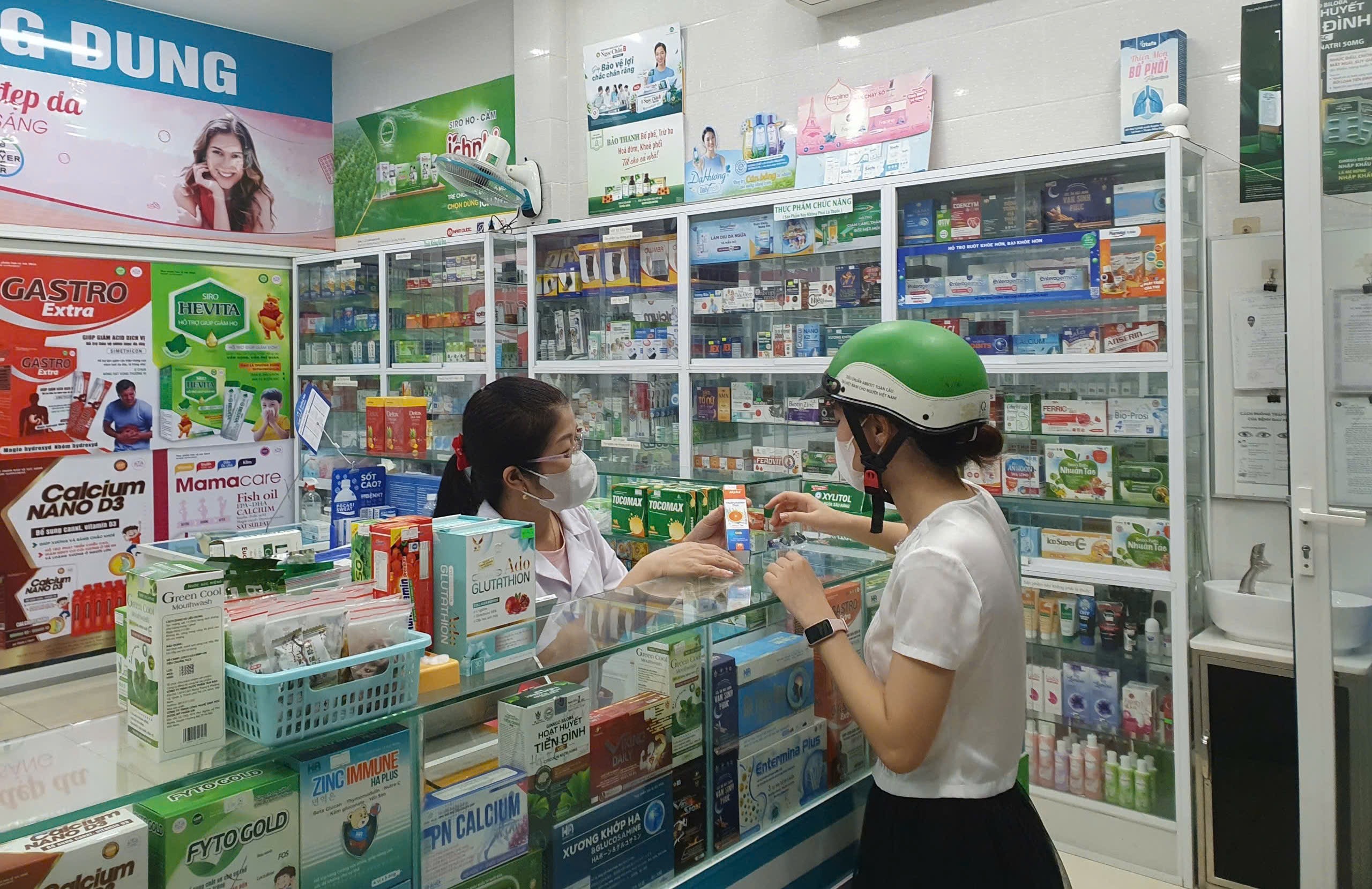 Người dân mua thuốc tại nhà thuốc Phương Dung (TP.Bà Rịa).
