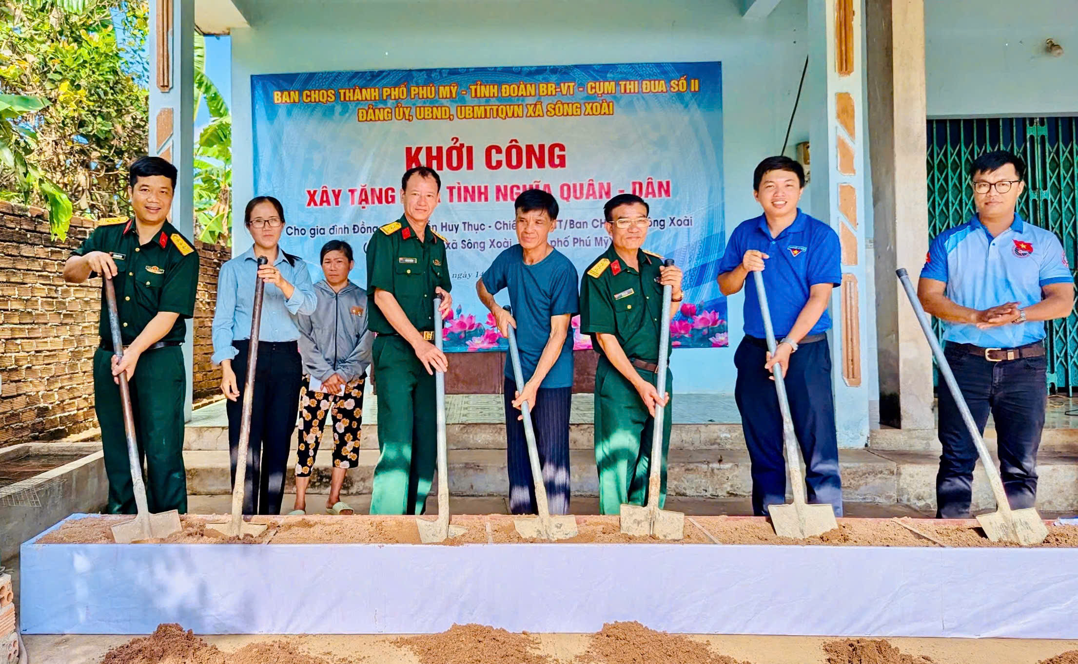 Đại diện các đơn vị thực hiện nghi thức khởi công nhà tình nghĩa quân dân.