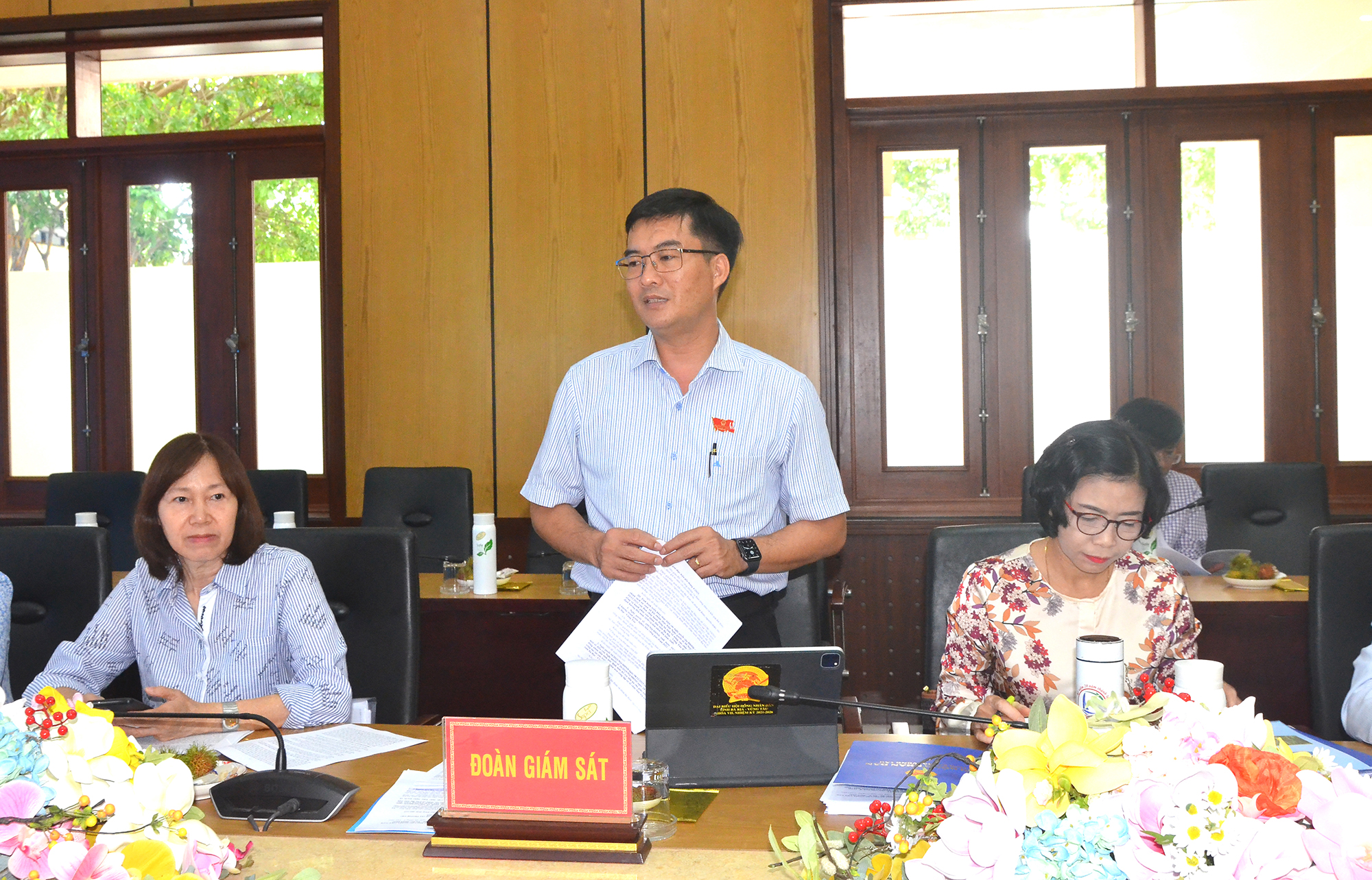 Ông Nguyễn Văn Tuân, Phó Trưởng Ban Văn hóa - Xã hội, HĐND tỉnh phát biểu tại buổi làm việc.