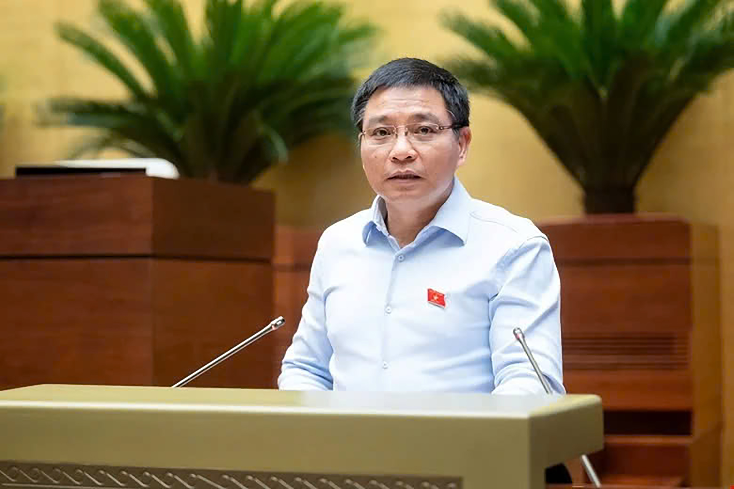 Thừa ủy quyền của Thủ tướng Chính phủ, Bộ trưởng Bộ Tài chính Nguyễn Văn Thắng đã trình bày Tờ trình về dự thảo Nghị quyết.