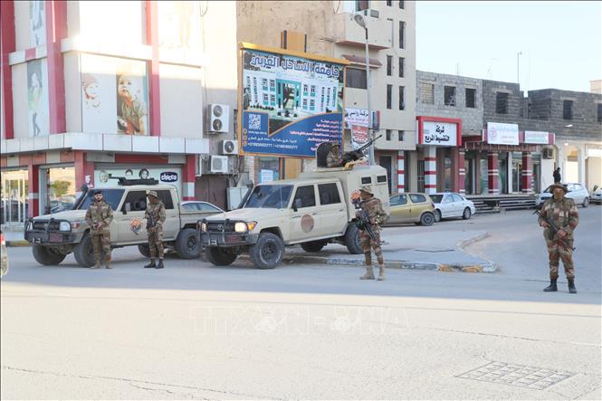 Binh sĩ gác trên đường phố tại Zawiya, Libya.