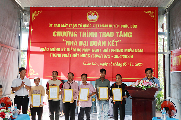 Ông Đỗ Chí Khởi, Phó Chủ tịch UBND huyện Châu Đức trao quyết định bàn giao nhà tới các hộ dân.