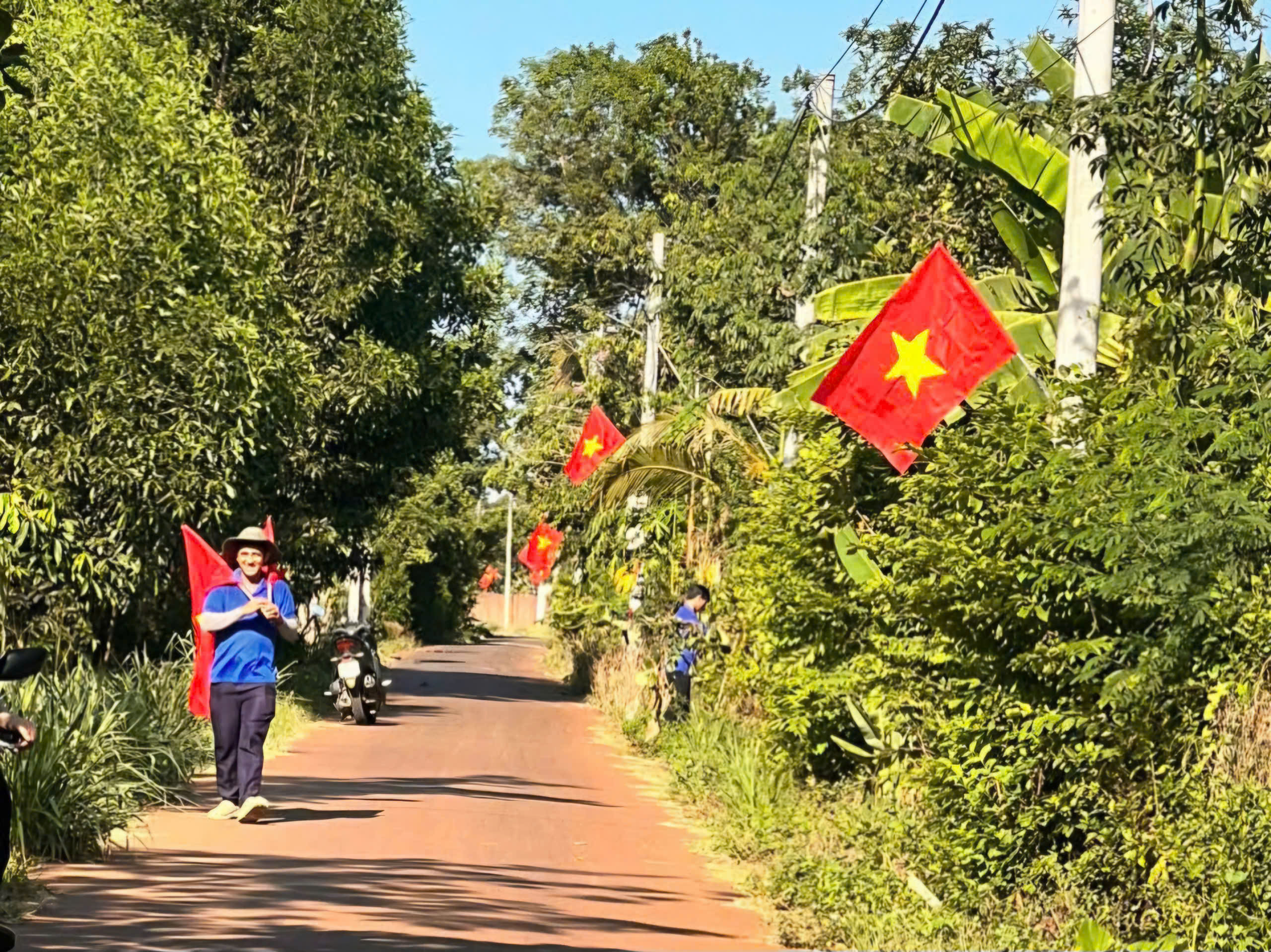 Cờ đỏ sao vàng bay phấp phới tại tuyến đường vào tổ 6, thôn Tân Giao, xã Láng Lớn.