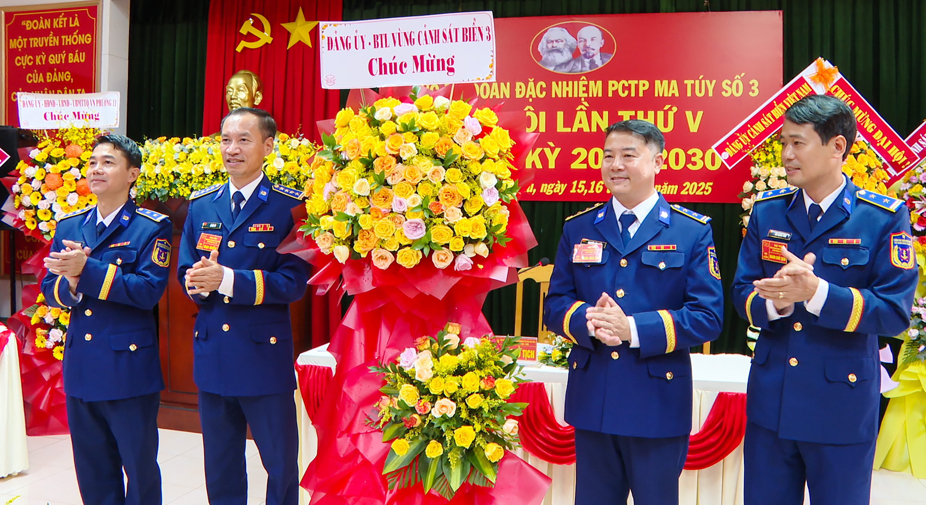 Đại tá Lê Văn Tú, Chính ủy Bộ Tư lệnh Vùng Cảnh sát biển 3 tặng lãng hoa chúc mừng Đại hội.