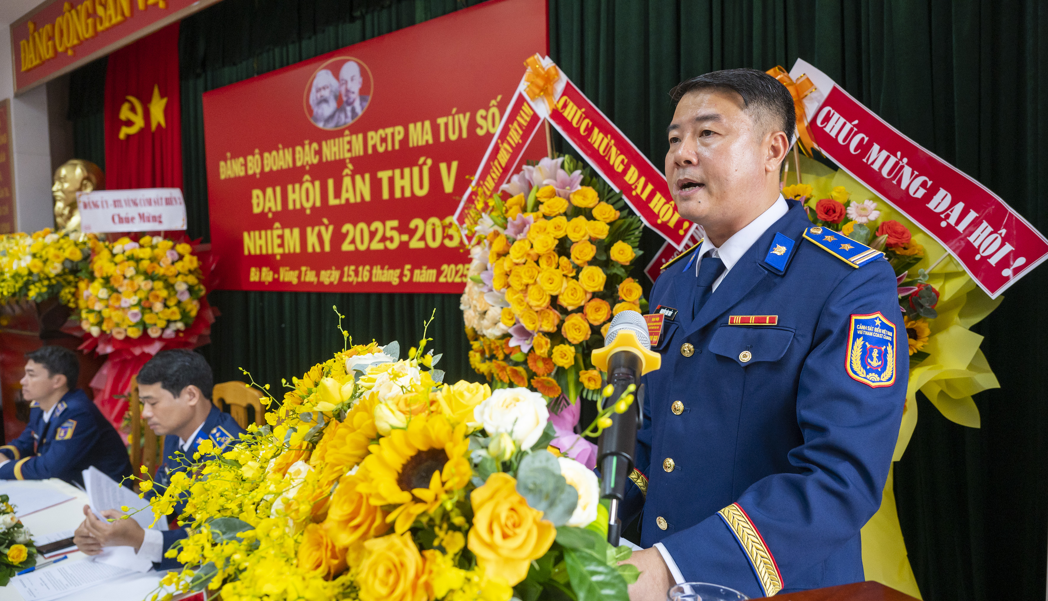 Trung tá Nguyễn Văn Thủy, Bí thư Đảng ủy, Chính trị viên Đoàn Đặc nhiệm PCTP ma túy số 3 trình bày báo cáo chính trị tại Đại hội.