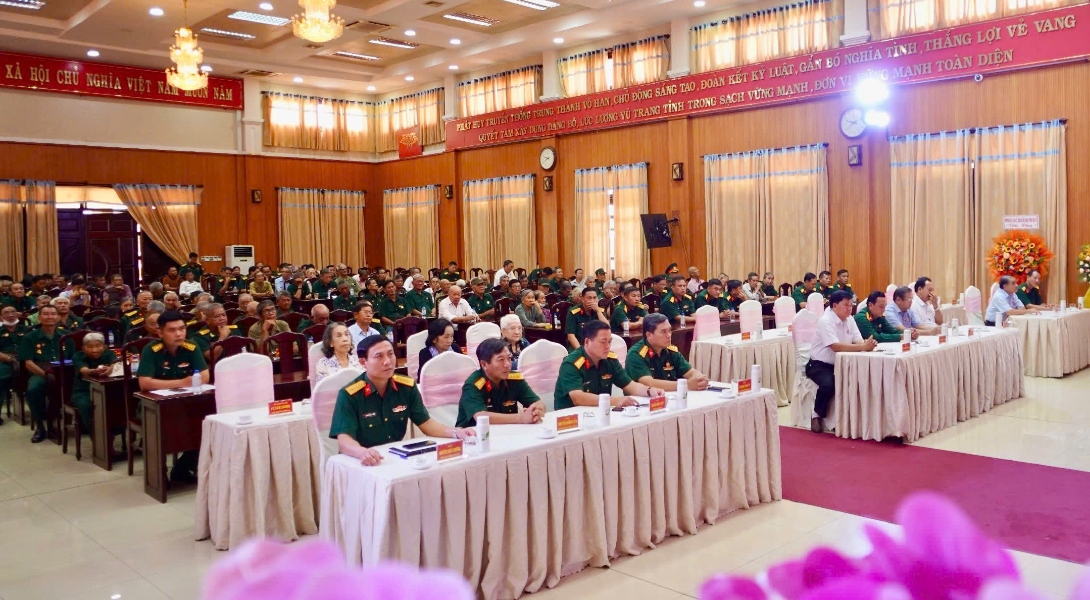Lãnh đạo Quân khu, Bộ CHQS tỉnh và Ban liên lạc cùng cán bộ, chiến sĩ Tiểu đoàn 445 qua các thời kỳ tham dự buổi gặp mặt.