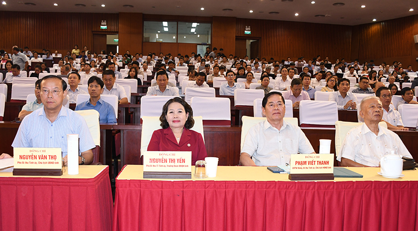 Các đồng chí: Ủy viên BCH Trung ương Đảng, Bí thư Tỉnh ủy, Chủ tịch HĐND tỉnh Phạm Viết Thanh; Phó Bí thư Thường trực Tỉnh ủy, Trưởng đoàn Đại biểu Quốc hội tỉnh Nguyễn Thị Yến; Chủ tịch UBND tỉnh Nguyễn Văn Thọ và hơn 6.900 cán bộ, đảng viên tham dự hội nghị tại điểm cầu tỉnh Bà Rịa - Vũng Tàu.