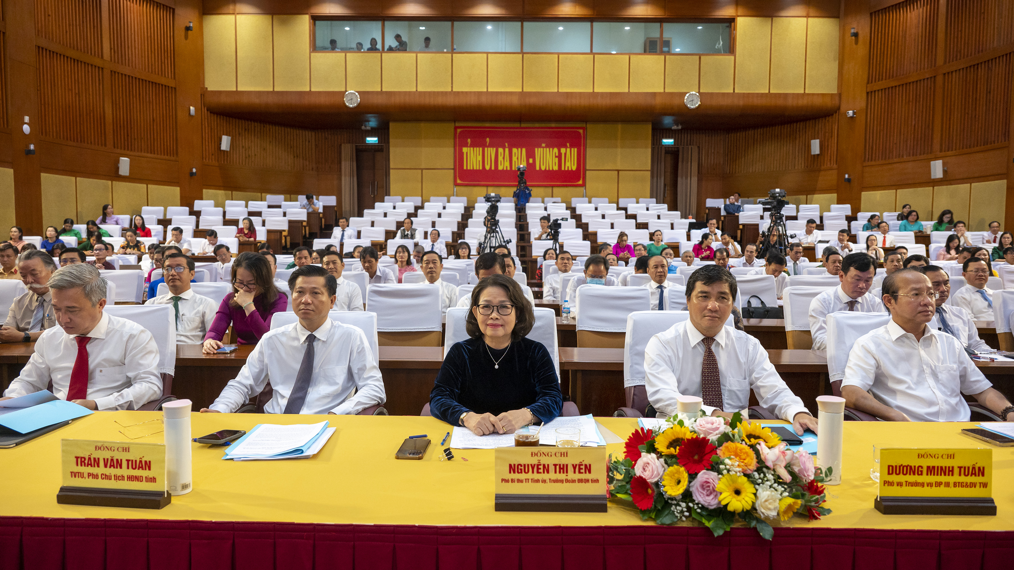 Ông Dương Minh Tuấn, Phó vụ trưởng Vụ địa phương 3, Ban Tuyên giáo và Dân vận Trung ương; bà Nguyễn Thị Yến, Phó Bí thư Thường trực Tỉnh ủy, Trưởng đoàn Đại biểu Quốc hội tỉnh cùng các đại biểu tham dự hội nghị.