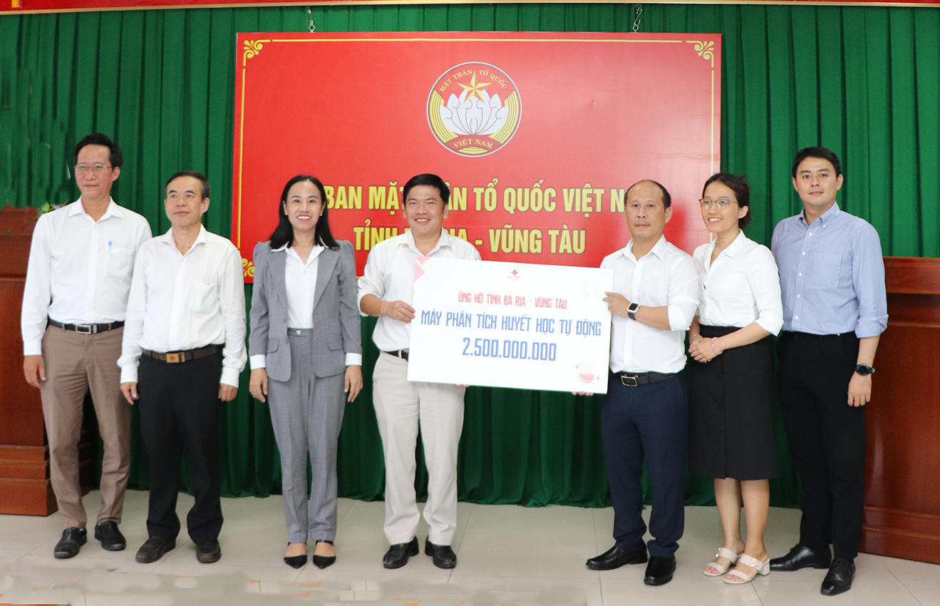 Bà Võ Ngọc Thanh Trúc, Chủ tịch UBMTTQ Việt Nam tỉnh và đại diện Bệnh viện Vũng Tàu tiếp nhận bảng trao tặng thiết bị từ đại diện Công ty TNHH Thiết bị Duy Minh.